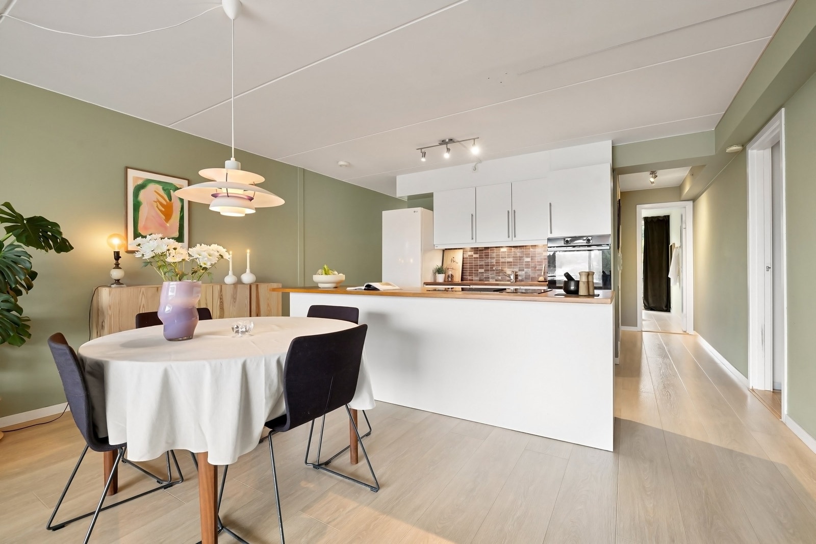 Den praktiske kjøkkenøyen bidrar til god skap- og benkeplass. Galleribilde