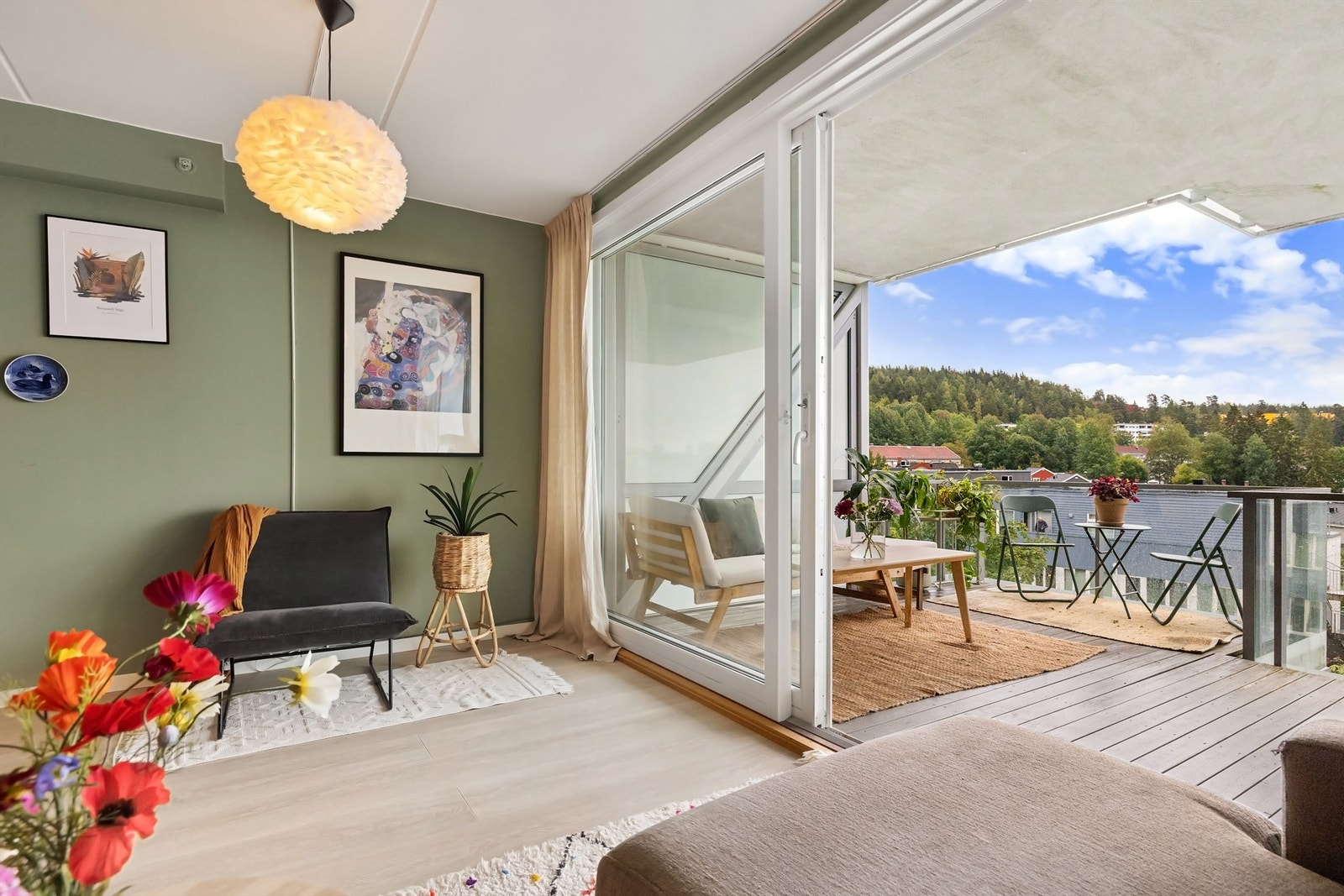 Skyvedør tar deg fra stuen og ut til en av boligens to balkonger. Galleribilde