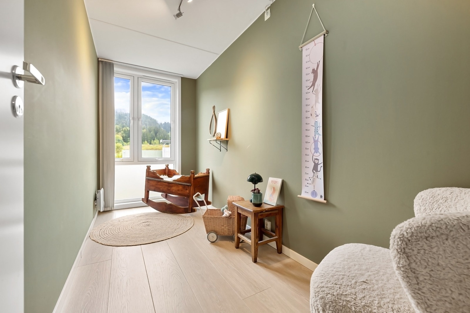 Boligens andre soverom passer perfekt som barnerom, gjesterom eller kontor. Galleribilde