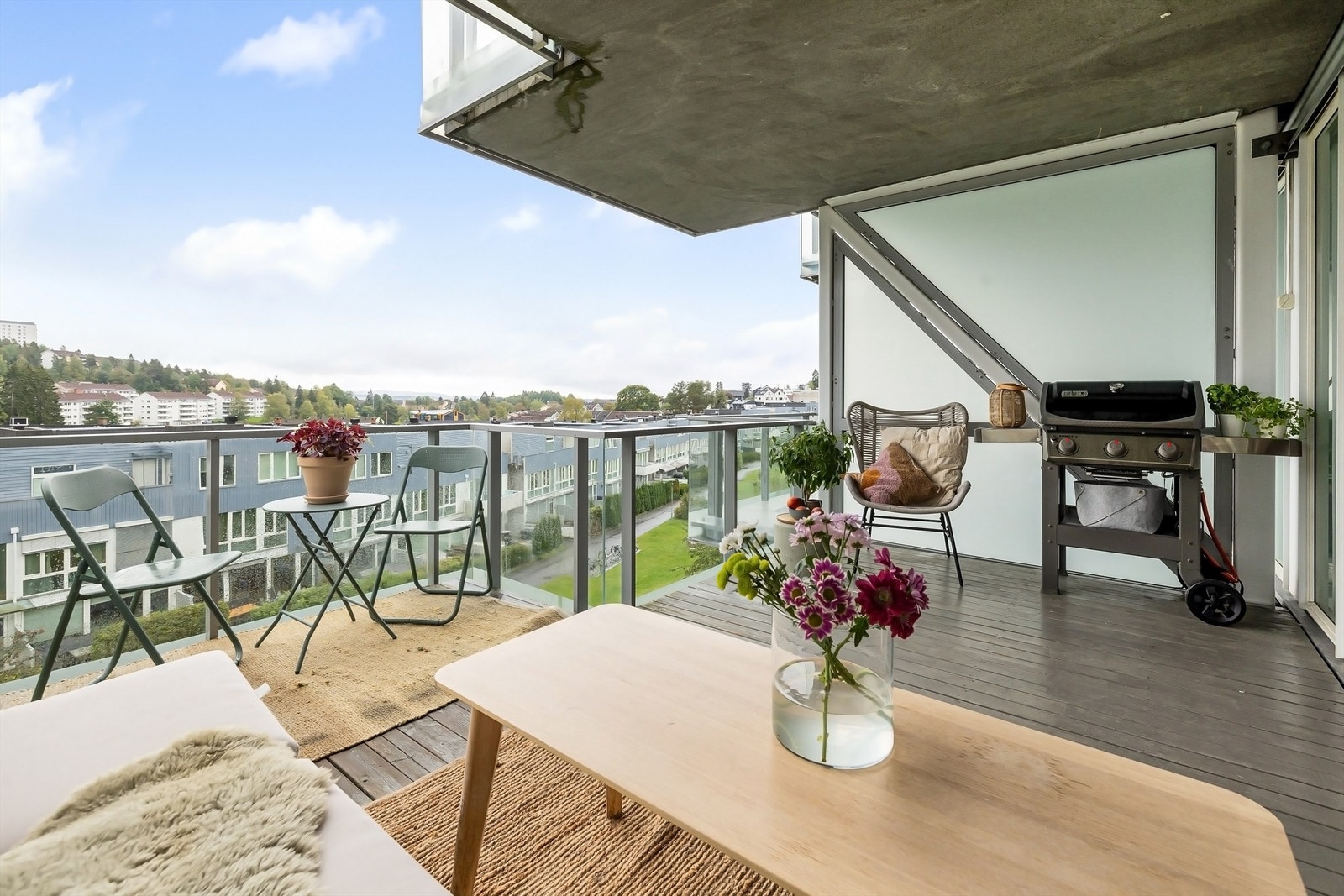 Hovedbalkongen vender mot sydøst og har sol fra morgen til dagtid. Galleribilde