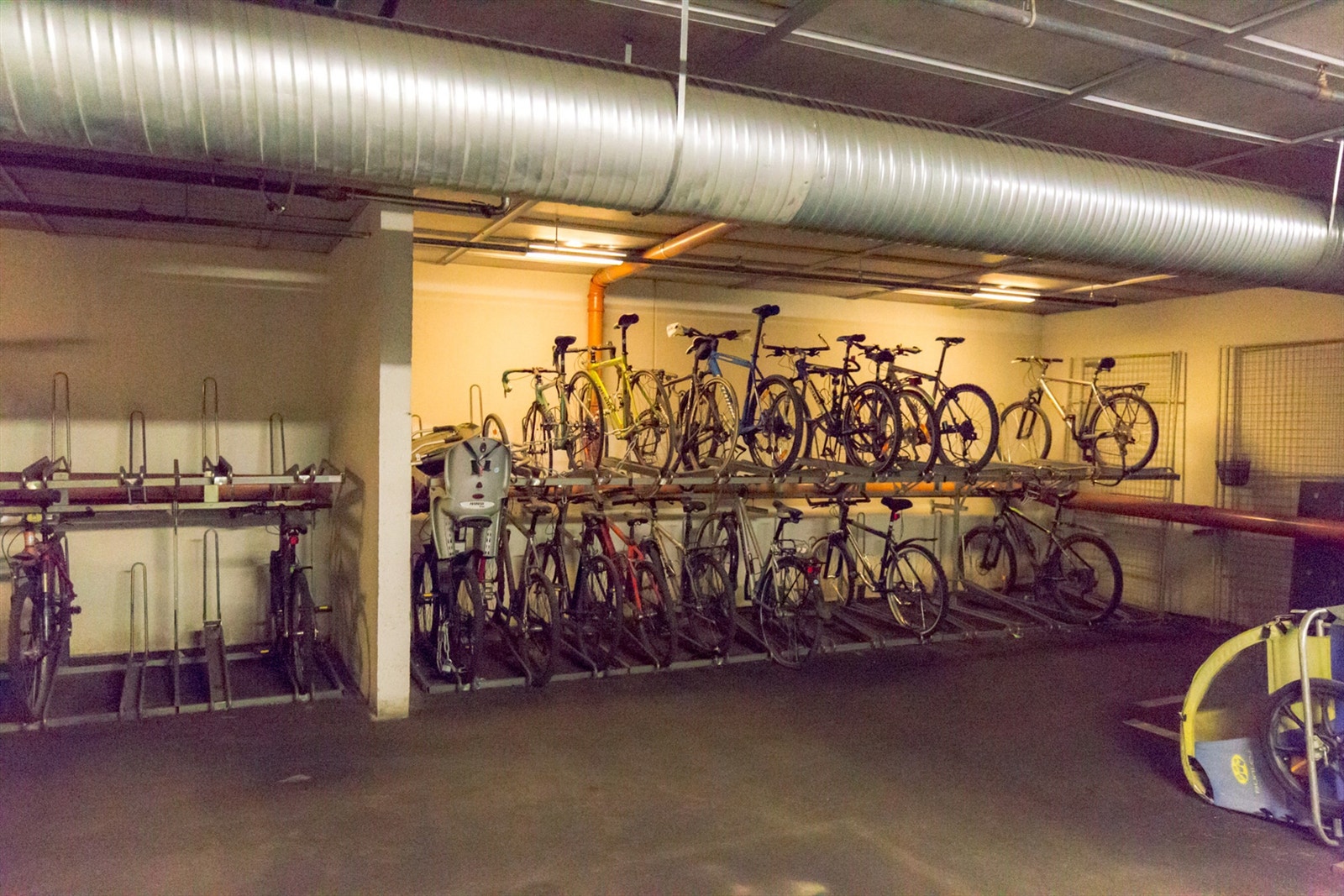 Garasjeanlegget har felles sykkelparkering. Galleribilde