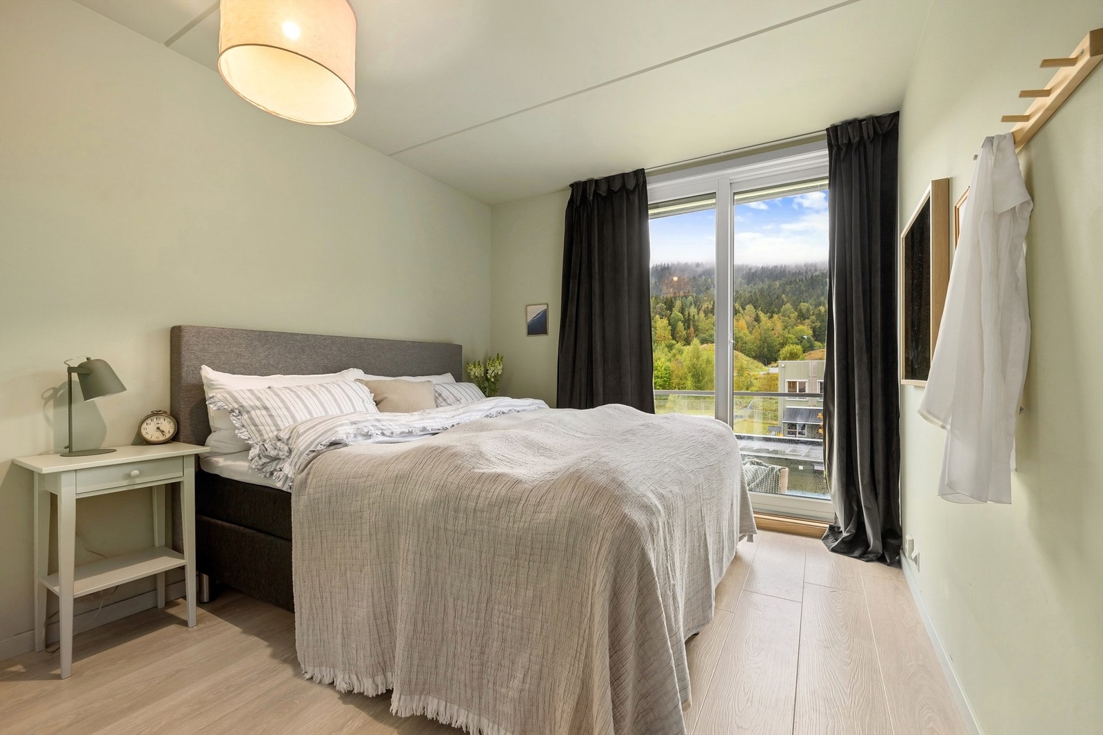 Begge soverommene ble malt i 2019. Galleribilde