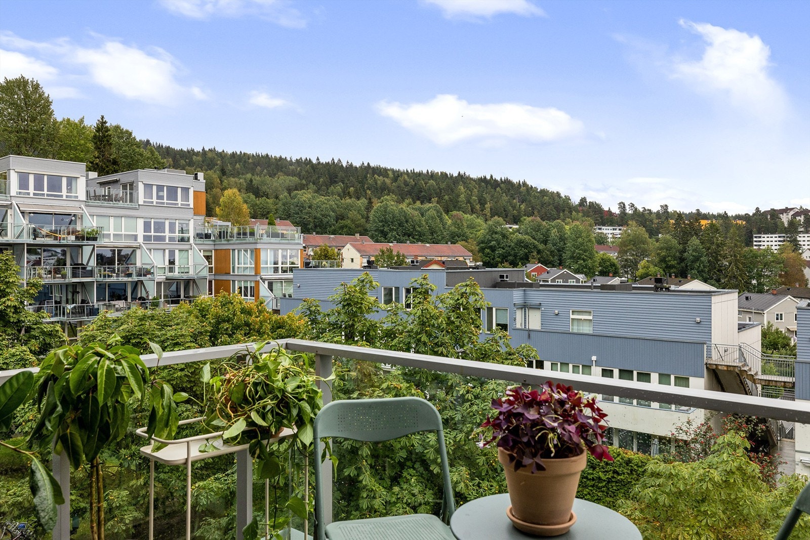 Fra balkongen har man hyggelig utsikt utover nabolaget og opp mot Lillomarka. Galleribilde