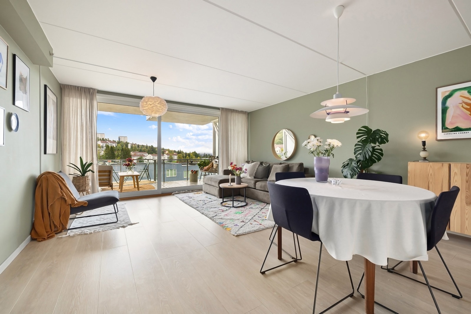 Stuen har naturlig plass til både sofagruppe og spisebord. Galleribilde