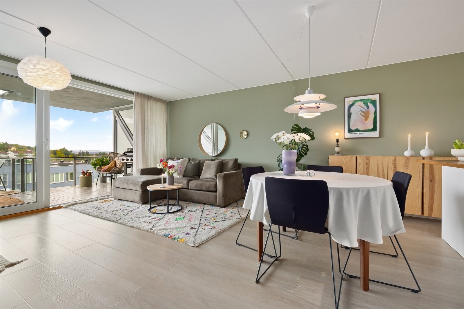 Boligen har en-stavs laminat fra 2019 og stuen samt kjøkken ble sist malt i 2021. Galleribilde