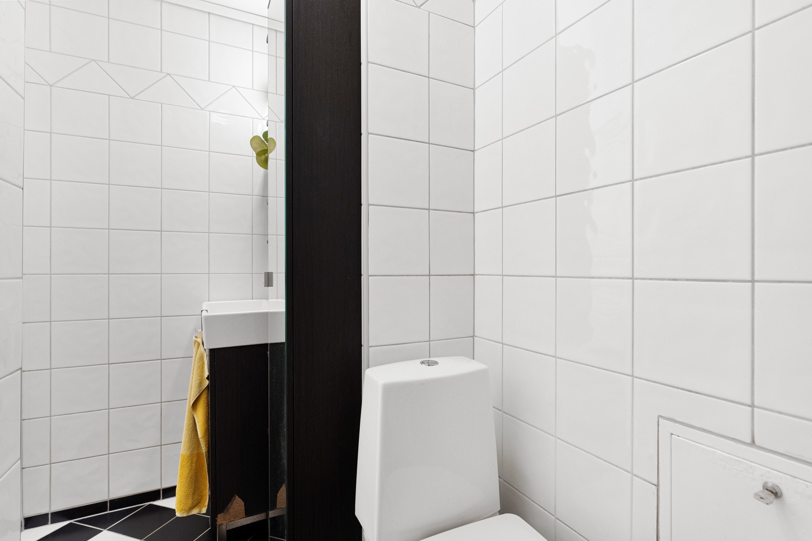 Badet er innredet med toalett, dusj og baderomsinnredning med speil og belysning. Galleribilde