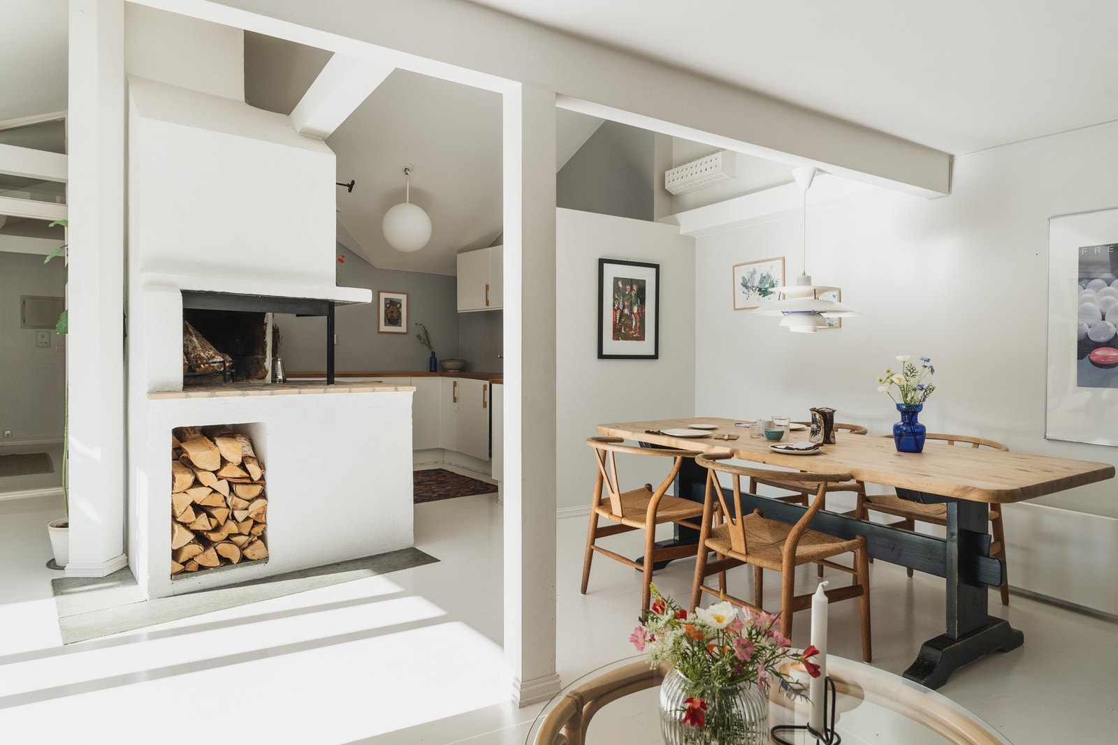 Peisen er rustikk og flott, et blikkfang som gir leiligheten karakter. Galleribilde