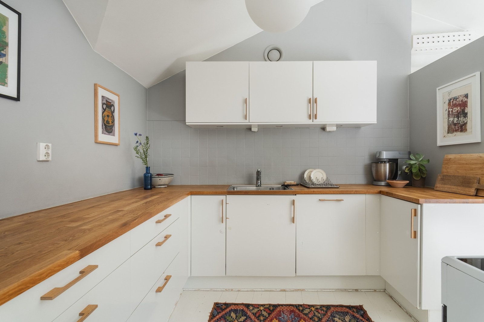 Kjøkkenet har kullfilterventilator, men leiligheten har balansert ventilasjon som sørger for sunt inneklima. Integrert kjøleskap og oppvaskmaskin. Galleribilde