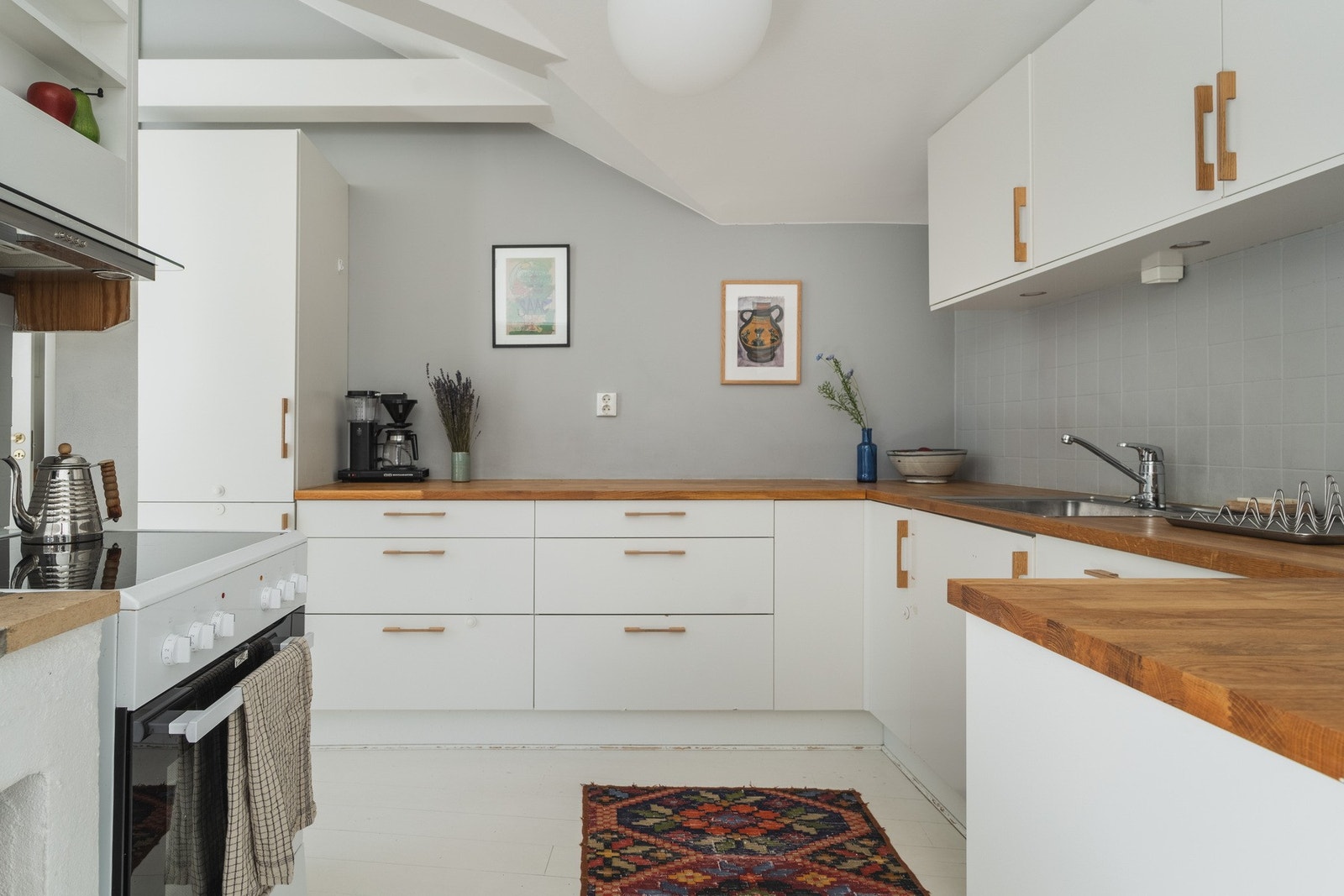 Innredningen er plassert langs tre sider og har god arbeidsflyt langs benkeplatene. Galleribilde