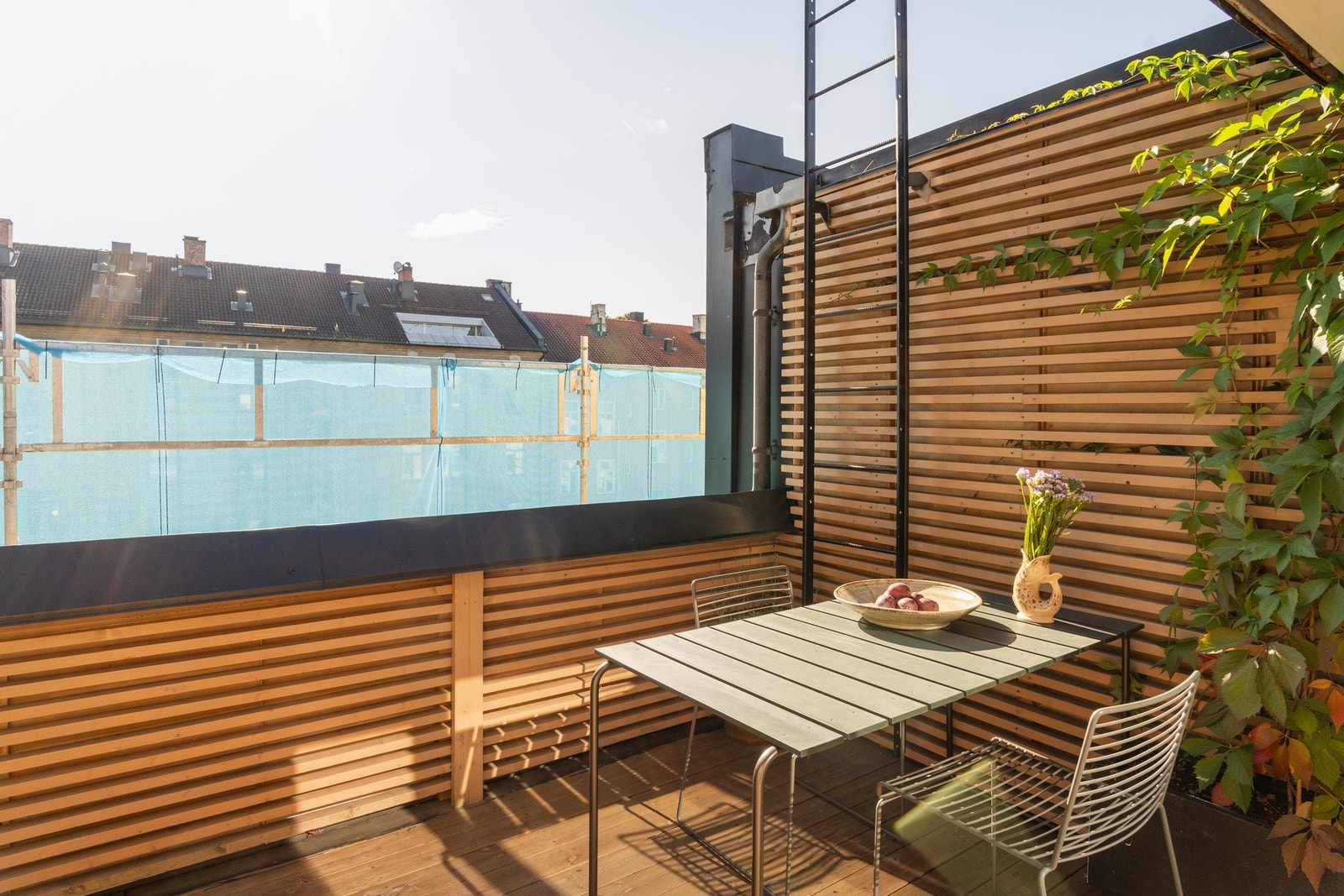 Uteplassen har sol fra morgen til kveld, og ligger usjenert plassert mot syd, med stige til utsikten i vest. Galleribilde