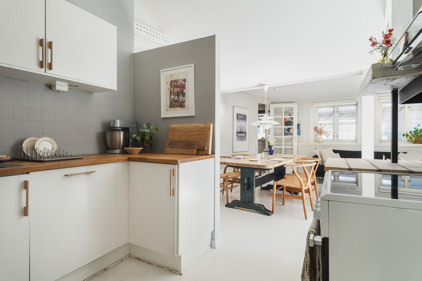 Kjøkkenet fikk ny innredning fra HTH i 2013, smart bygd inntil en åpen gruepeis. Galleribilde