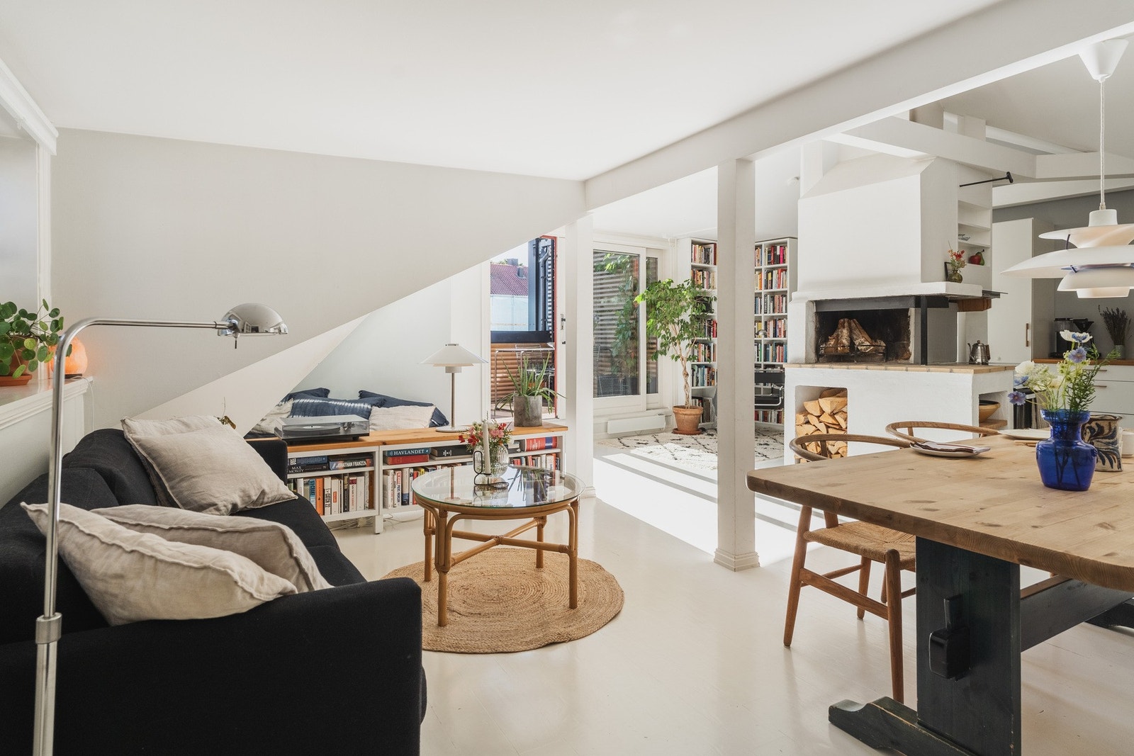 Stuen har et møbleringsvennlig areal, flott takhøyde opp til 3,10 meter og dagslys fra to sider. Galleribilde