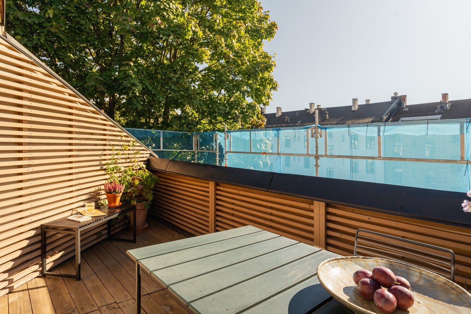 Her kan sommerdagene nytes usjenert, med sol fra morgen til kveld. Et stort tre på siden av bygget, sørger for grønn skjerming og ekstra idyll. Galleribilde