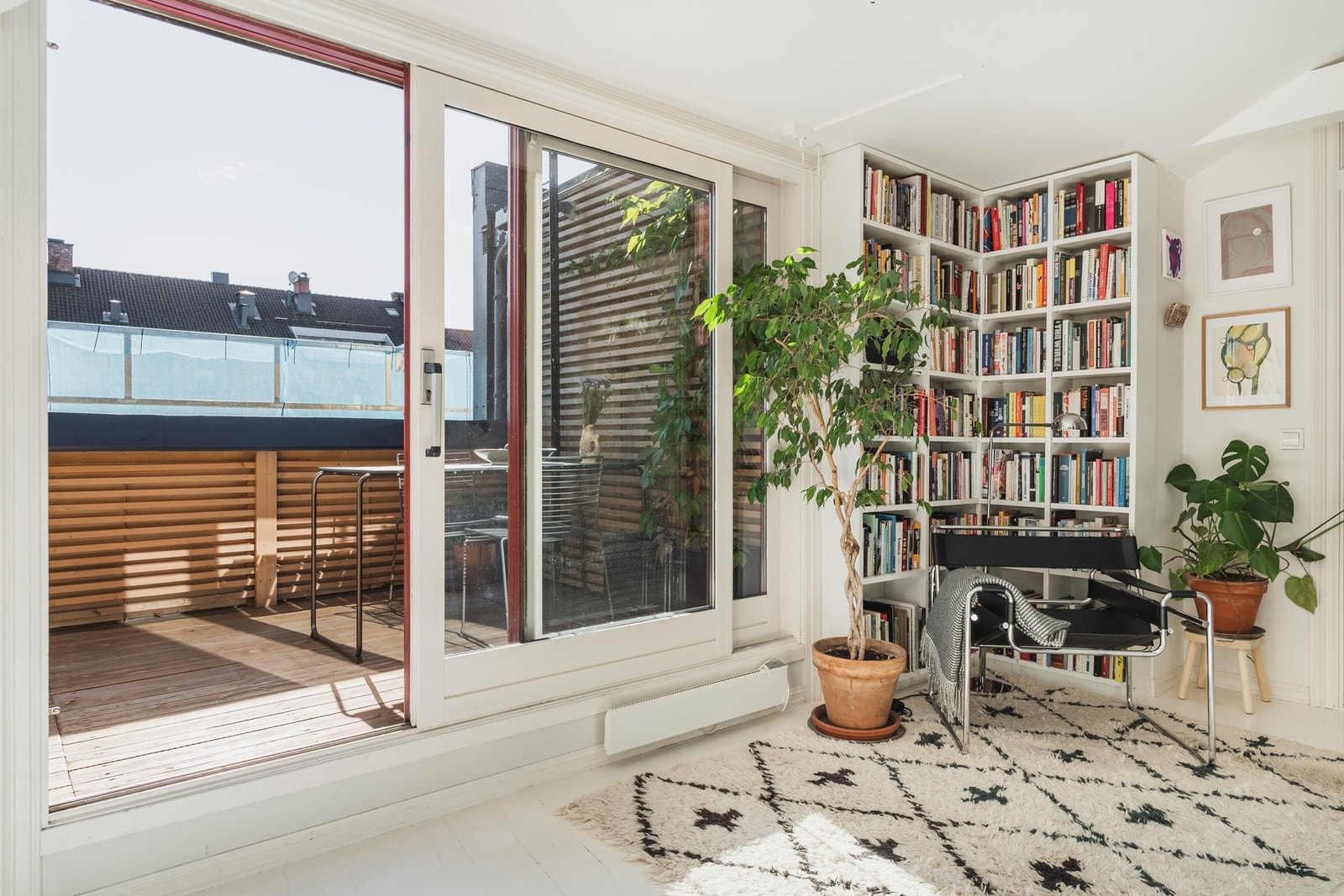 Store skyvedører fører ut til den solrike takterrassen på ca. 8 kvm, usjenert plassert mot syd. Galleribilde