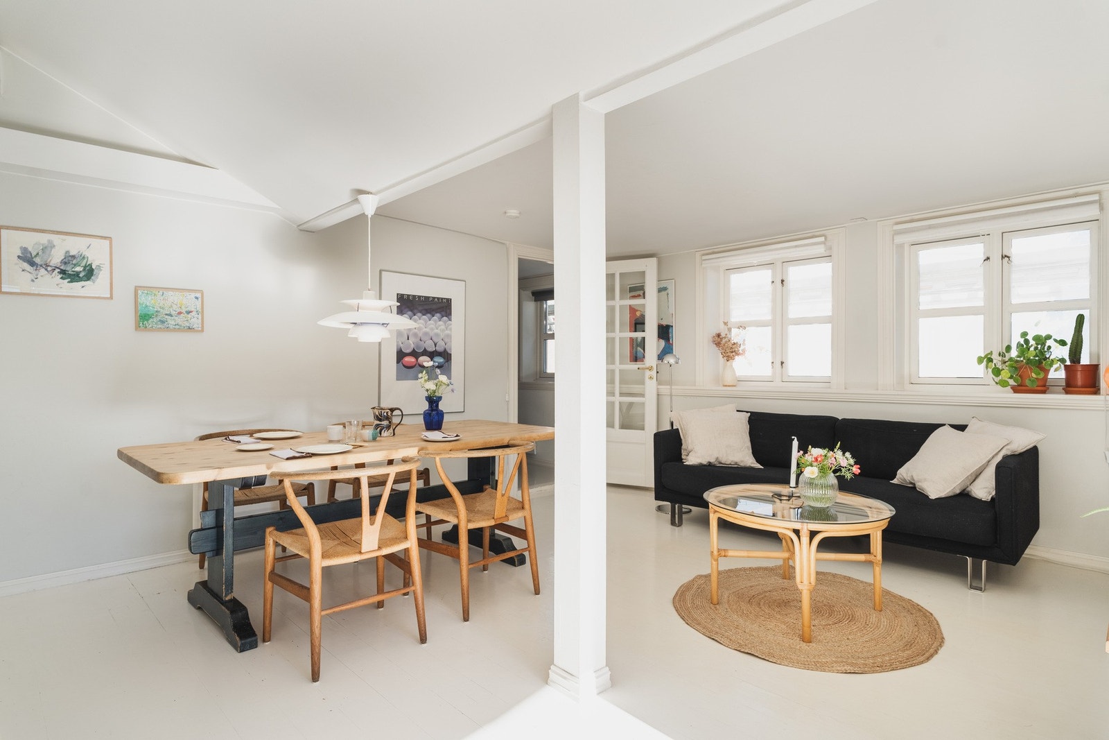 Stuen er lys og flott med flere naturlige soner for møblering. Galleribilde