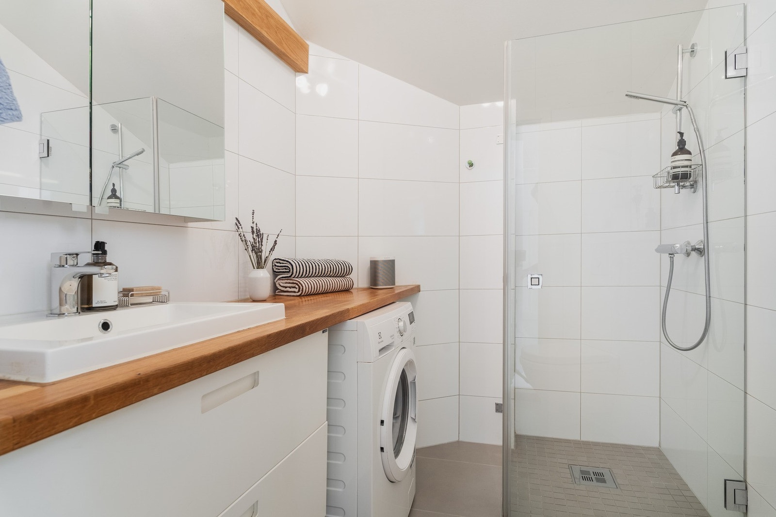 Badet fra 2013 er pent utformet og praktisk innredet med opplegg for vaskemaskin. Galleribilde