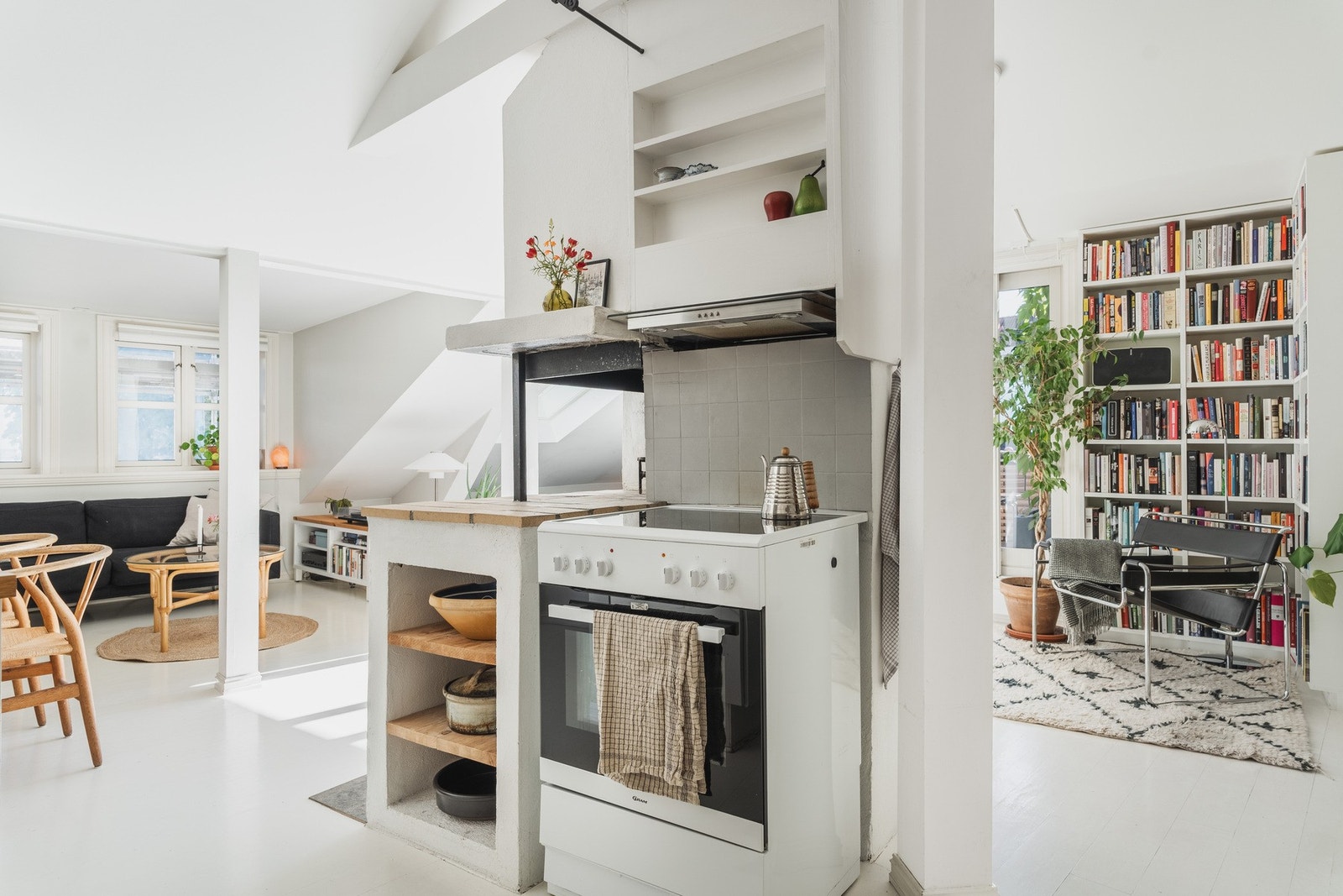 En åpen gruepeis fungerer som romdeler, og bidrar til ekstra hygge og varme. Galleribilde