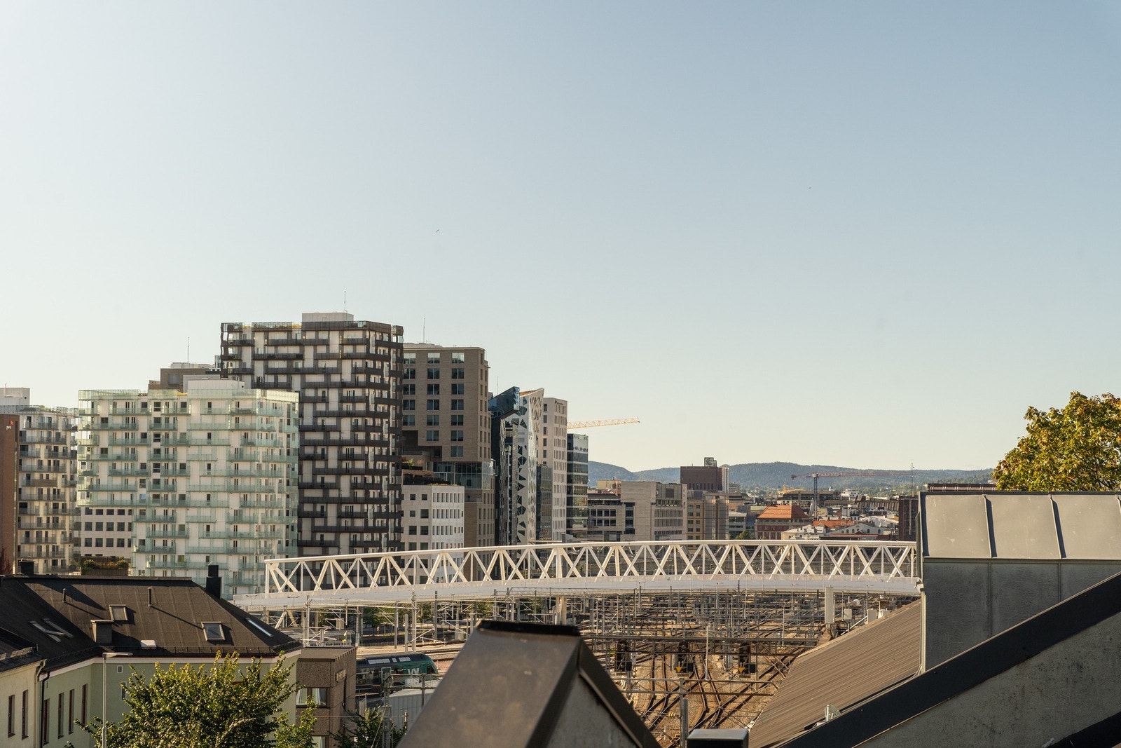 Mot vest strekker utsikten seg til Barcode og byen. Galleribilde