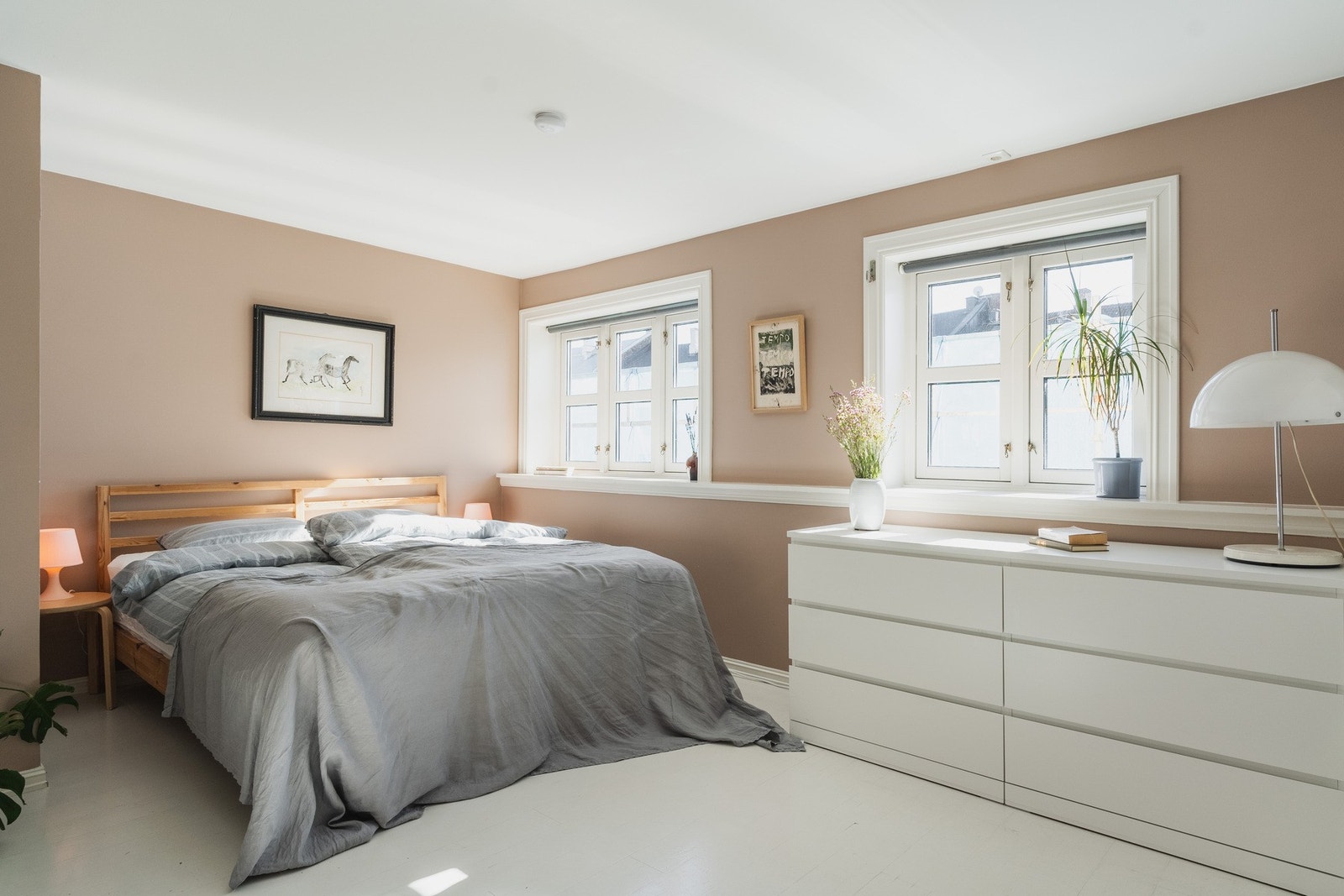 Hovedsoverommet er ekstra stort med god plass til dobbeltseng, nattbord og flere garderobeløsninger. Galleribilde