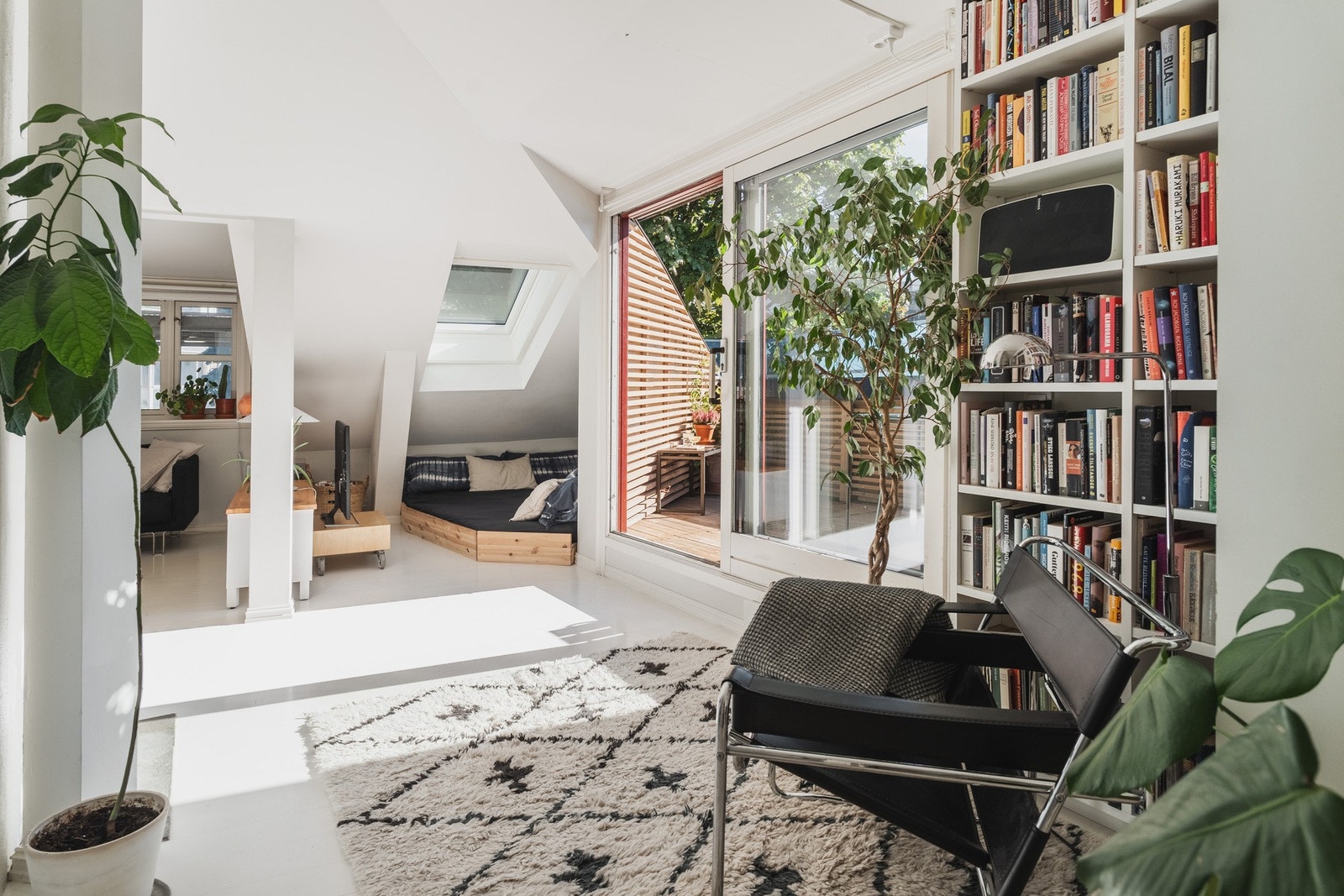 Stuen kan møbleres i flere soner, med både tv-lounge, spisebord og kosekrok. Galleribilde