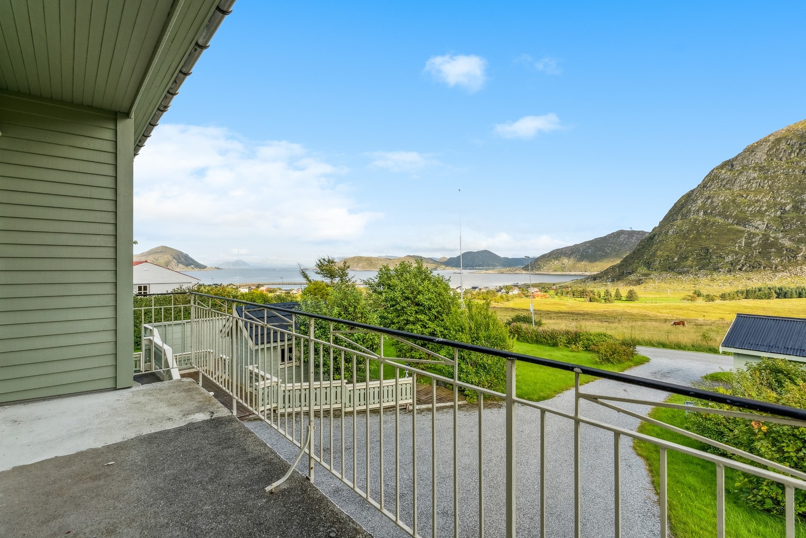 Fra eiendommen er det ca. 10 min til Kvalsund. Galleribilde