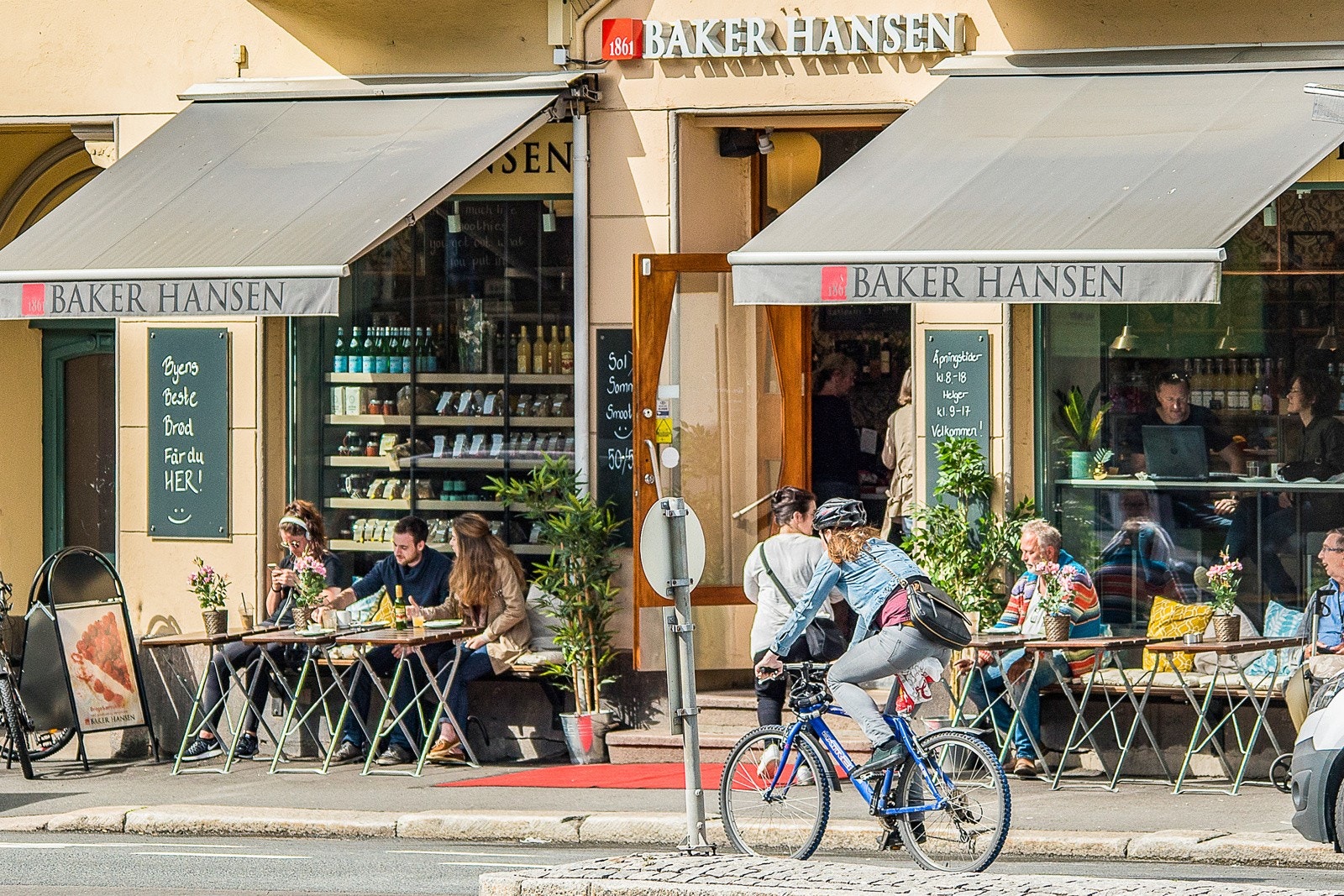 Det er mange kafeer i kort gangavstand Galleribilde