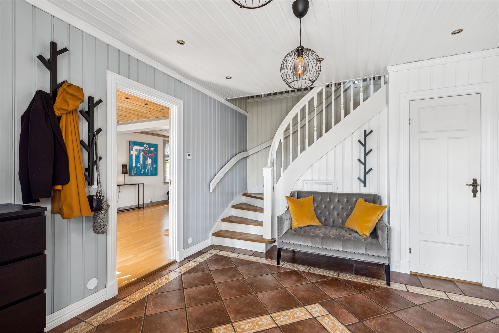 Boligen har en romslig og flislagt hall med gulvvarme. Boligen varmes opp med bla.a vannbåren gulvvarme via luft til vann varmepumpe, samt peisovn i stuen samt åpen peis i spisestuen/kjøkkenet. Ellers elektriske varmekabler på bad i 2 etg. Galleribilde