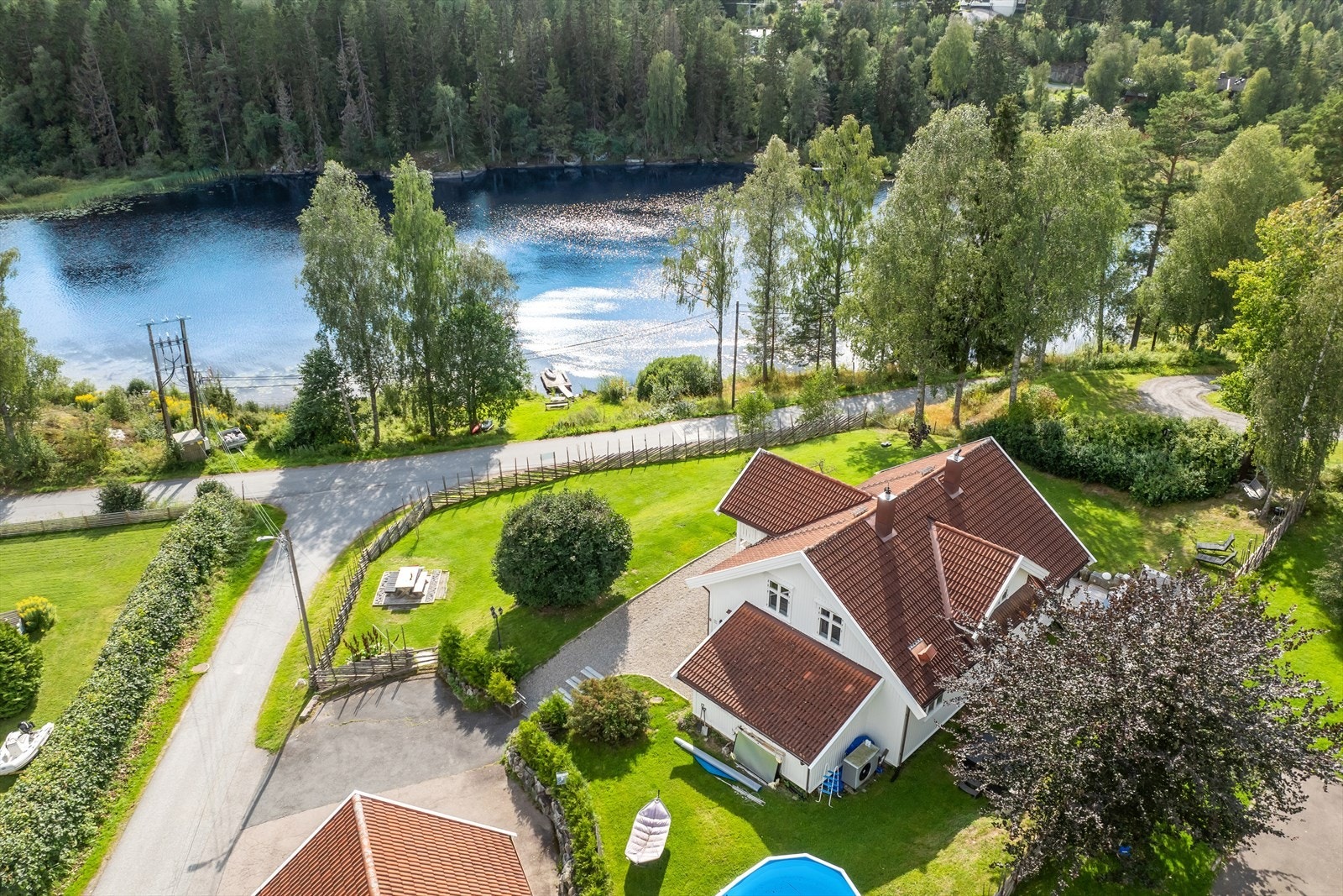 Eiendommen skråner noe mot syd og har gode solforhold. Flott utsikt over Tangentjern som brukes til bading om sommeren samt skøyter og lek på isen på vinteren. Galleribilde