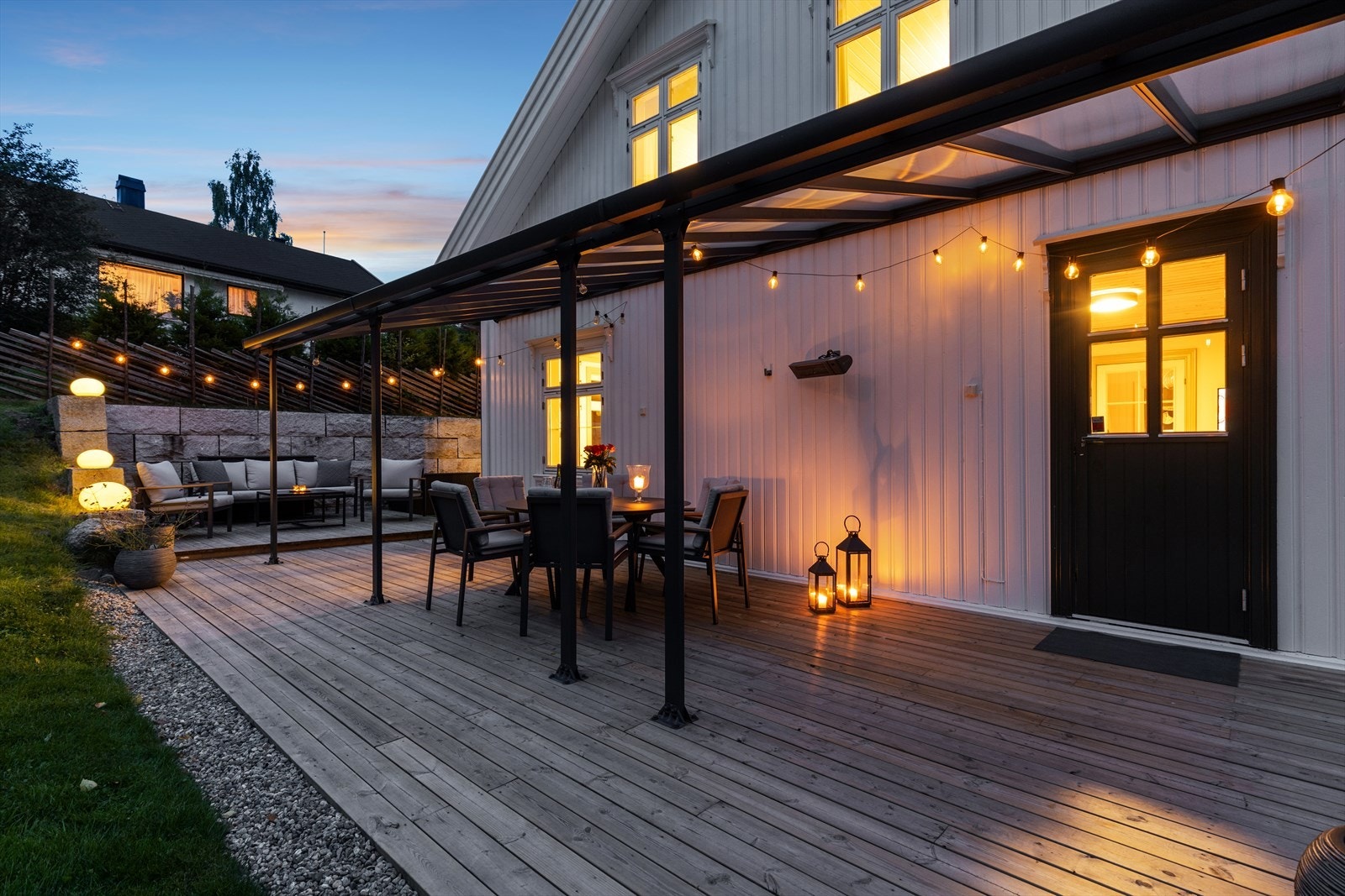 Uteområdene er pent opparbeidet med flere sittegrupper, terrasse og støttemurer i granittstein og naturstein. Galleribilde