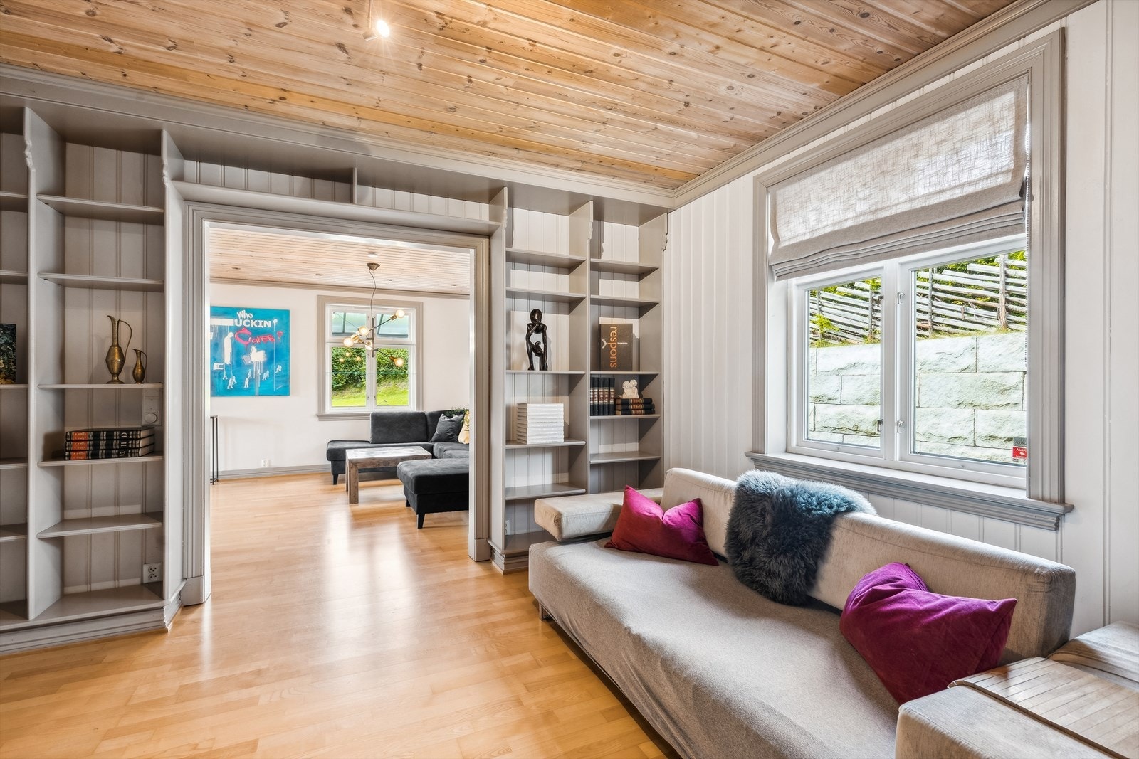 Tv-stuen er også av god størrelse og egner seg ypperlig til dette formålet. Her er det plassbygd bokhyller. Galleribilde