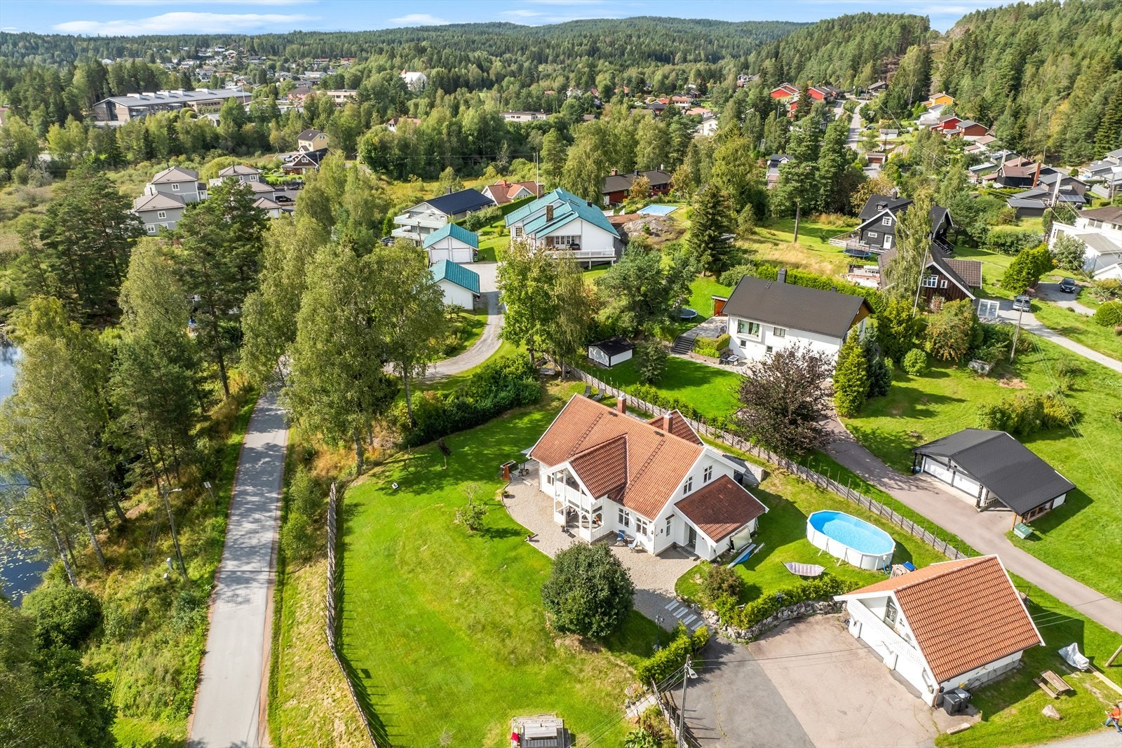 Eiet tomt på 1555 kvm som er flott opparbeidet med asfaltert innkjørsel. Det medfølger stor dobbelgarasje med innredet loftetasje for boligformål. Loftetasjen over garasjen har i dag innlagt vann og er utleid. Det foreligger ikke godkjennelse for dette. Galleribilde