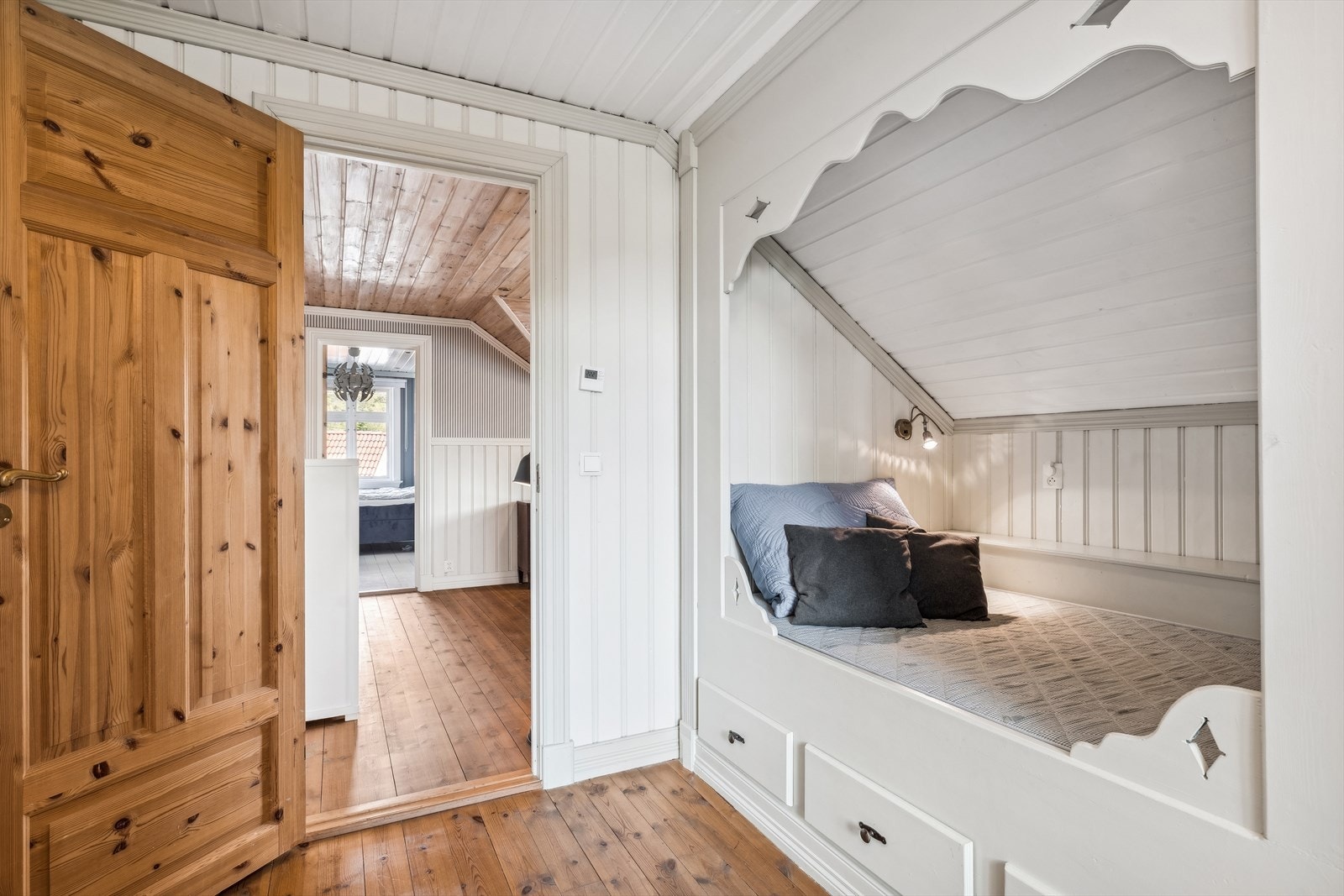 Alle soverommene er i boligens 2. etasje og ett av soverommene har plassbygd seng. Galleribilde