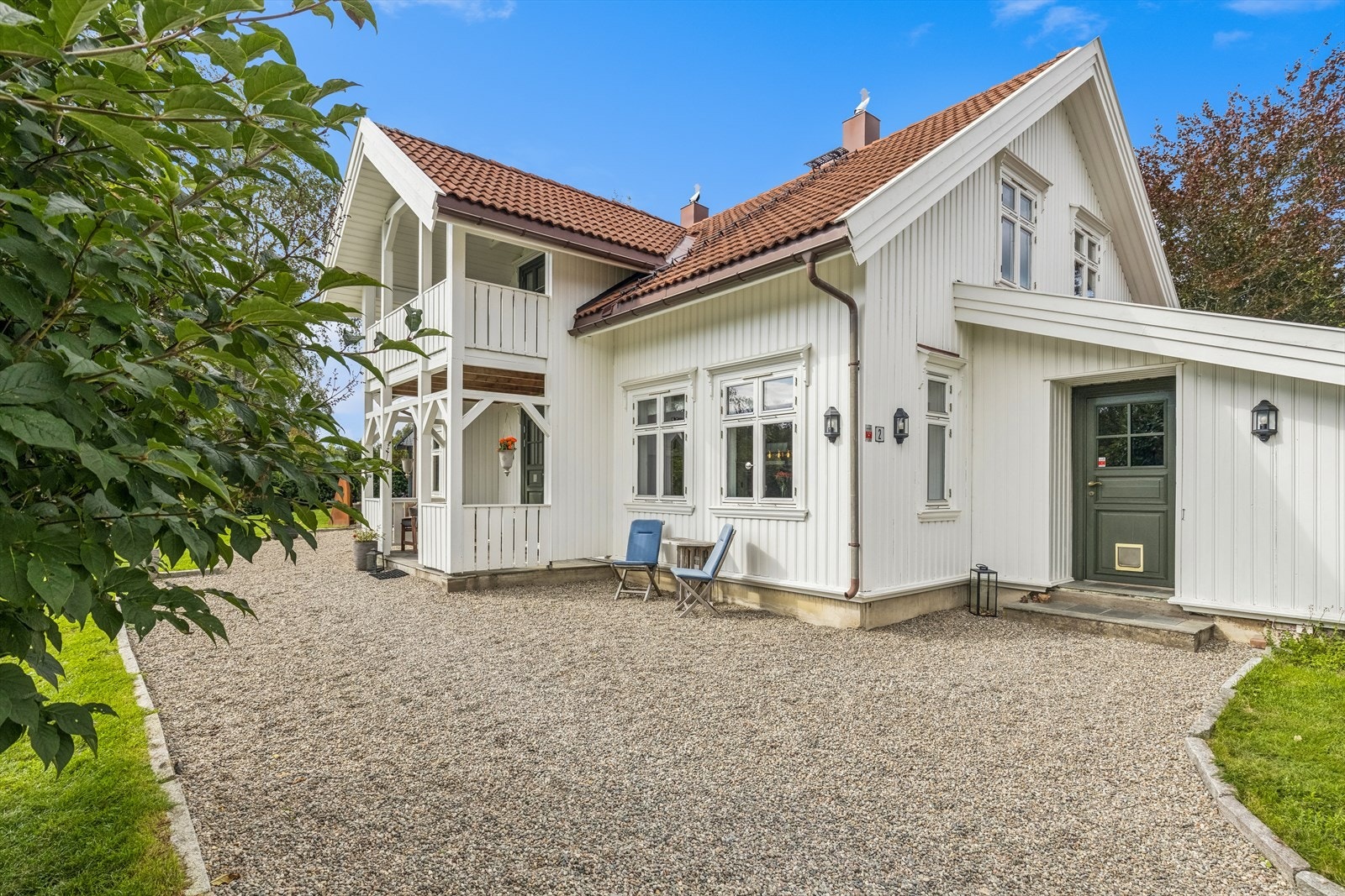 Dette er en romslig enebolig som er bygget i 1998. Tomten er på hele 1555 kvm. og hele eiendommen fremstår som meget idyllisk. Galleribilde