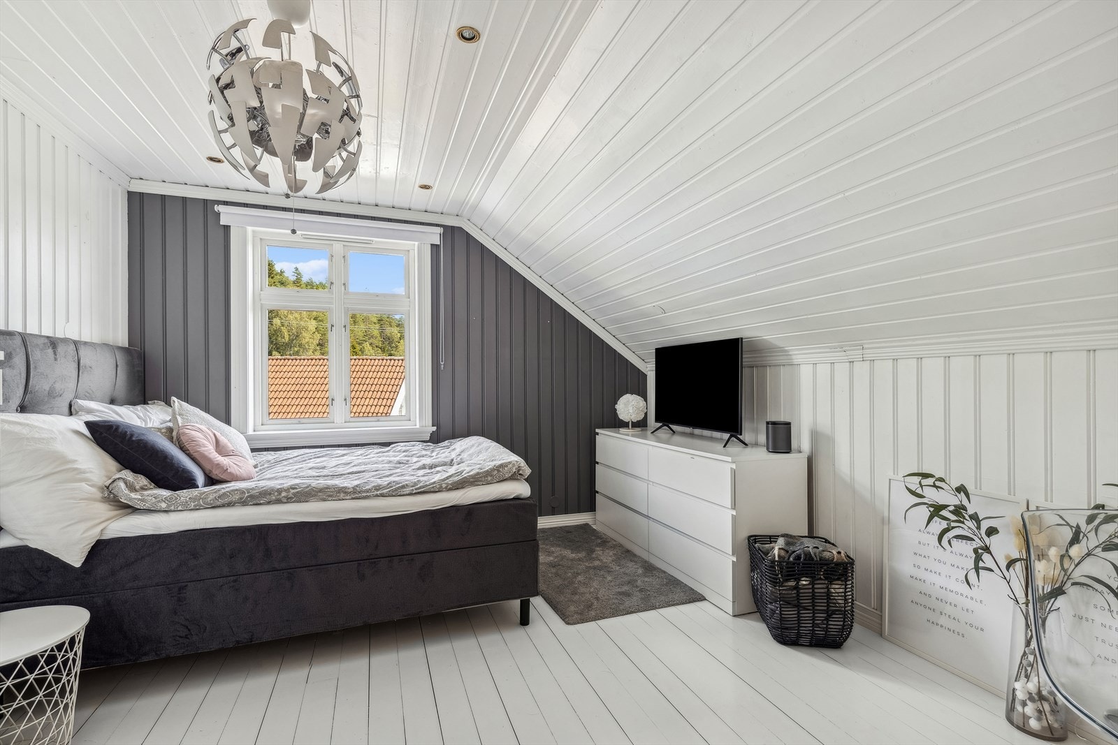 Boligen er innredet med fire soverom, noe som gjør at den egner seg ypperlig som familiebolig! Galleribilde