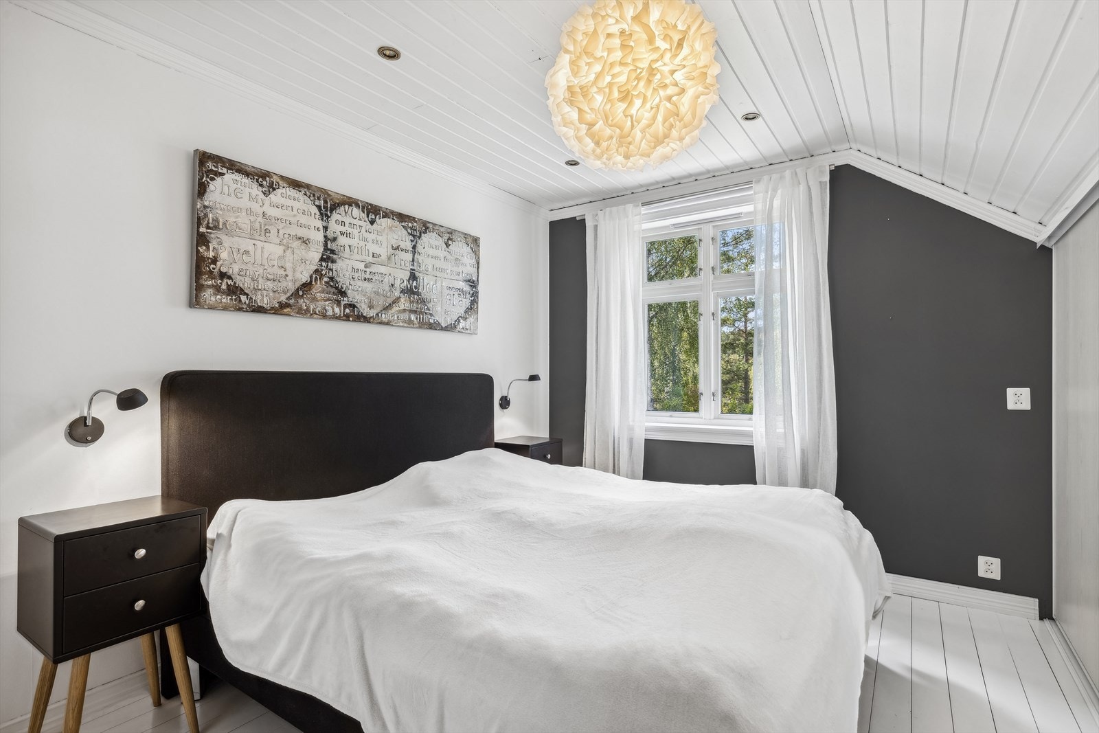 Soverommene kan anvendes etter behov! Dette rommet er på byggetegning avsatt til arbeidsrom og er i dag benyttet til hovedsoverom. Galleribilde