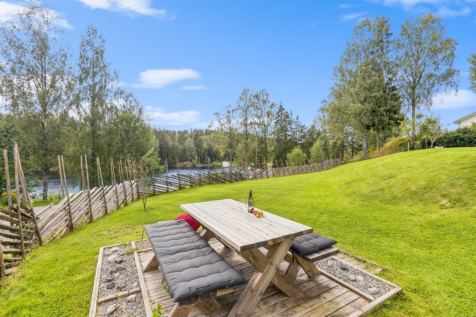 Når tomten er så stor så er det enkelt å etablere flere soner i hagen. Her er det etablert en spiseplass sydøst på tomten. Galleribilde