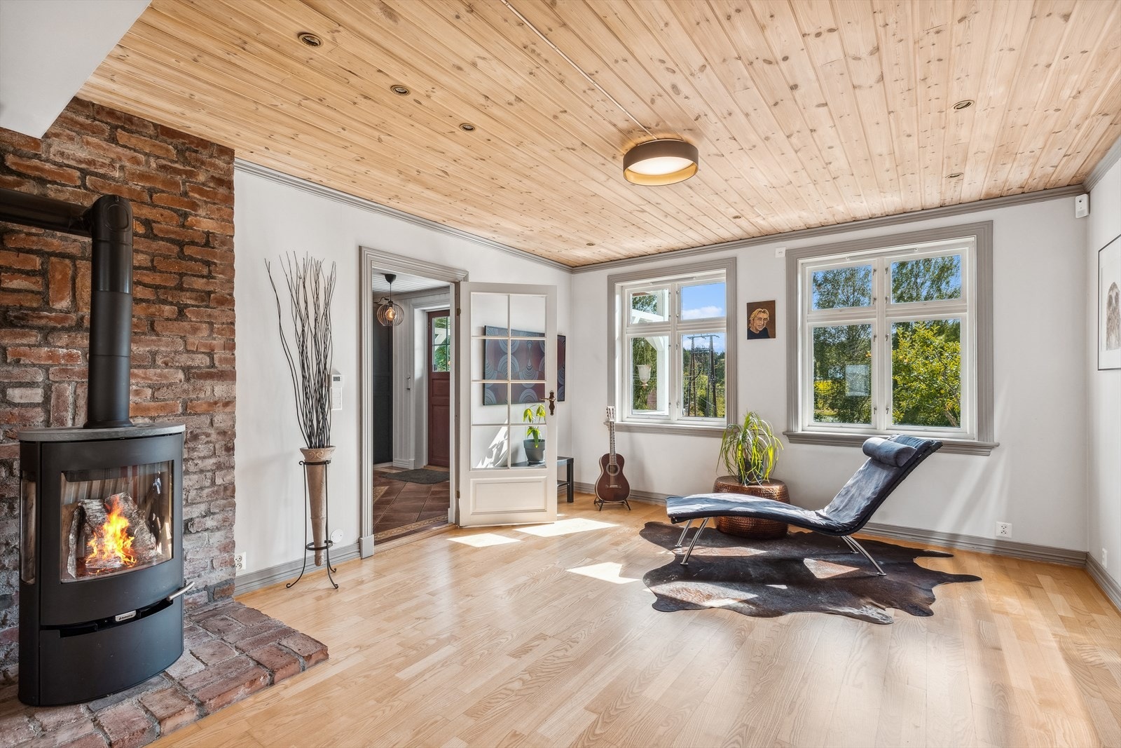 Boligen har flere stuer. I hovedstuen er store vindusflater som slipper inn rikelig med naturlig lys. I denne stuen er det også installert peisovn som gir en lun varme på kalde vinterkvelder. Fra stuen er det utgang til overbygget terrasse samt hage. Galleribilde