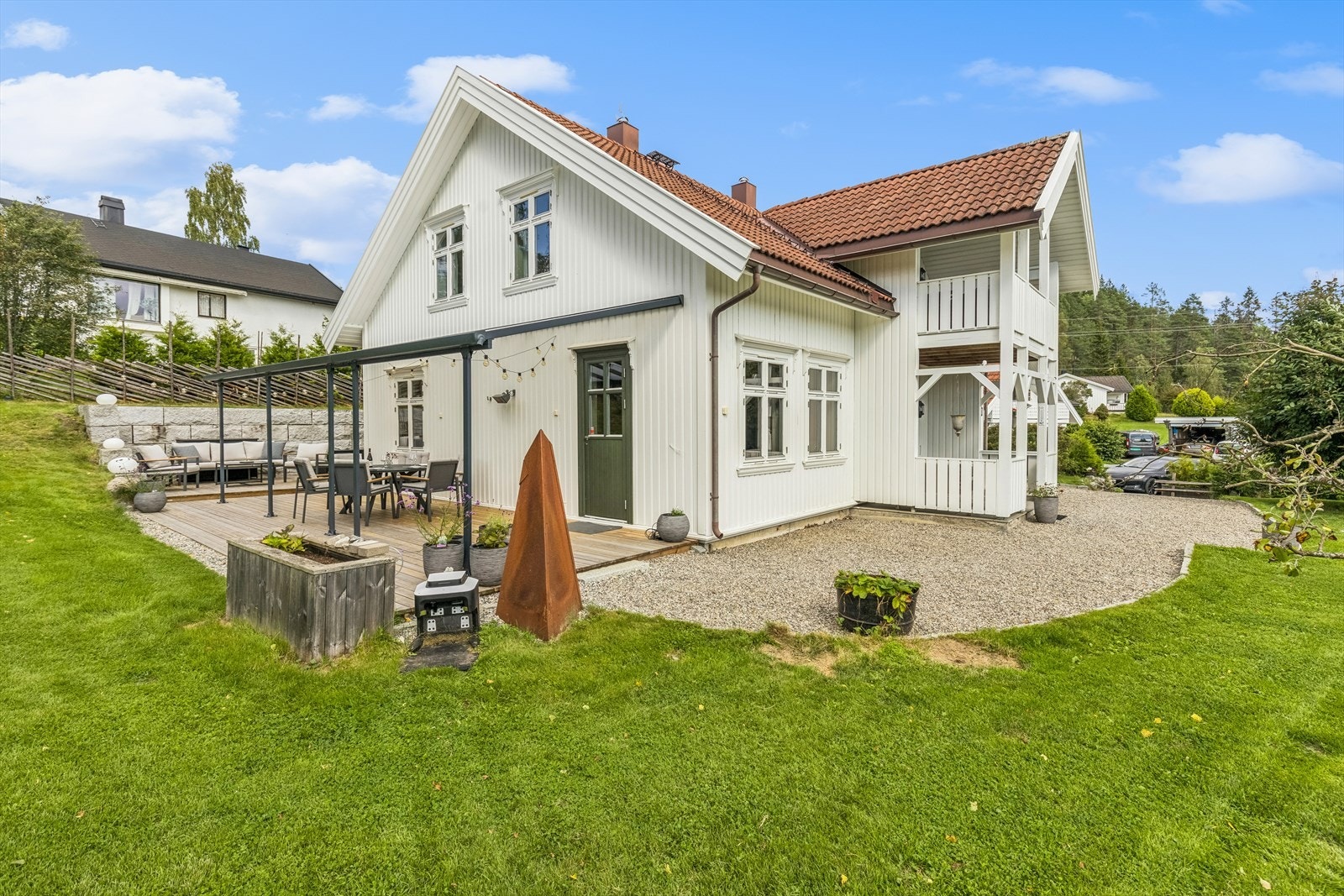 Romslig terrasse med flere sittegruppe nordvest på tomten. Galleribilde