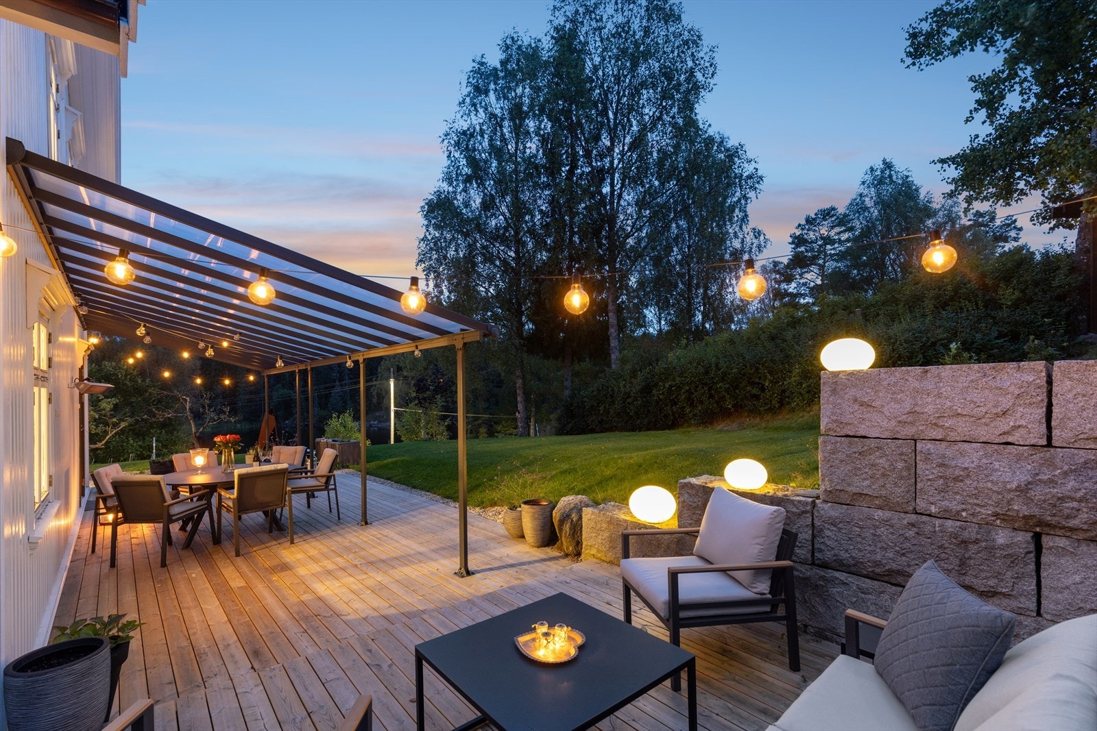 Kveldsstemning på terrassen. Galleribilde