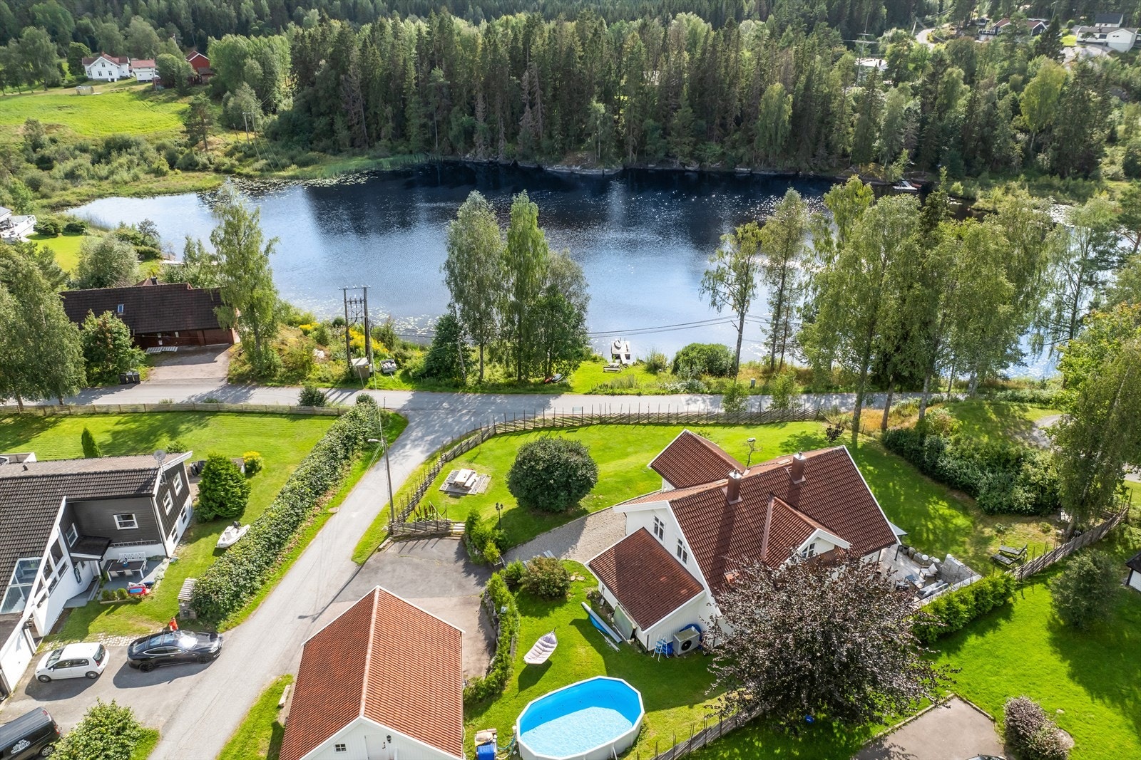 Her får man alt en barnefamilie trenger. I kort avstand fra eiendommen er det barneskole, barnehage og diverse butikker. Rett utenfor stuedøren har du tilgang til unike rekreasjonsområder både sommer som vinter. Galleribilde