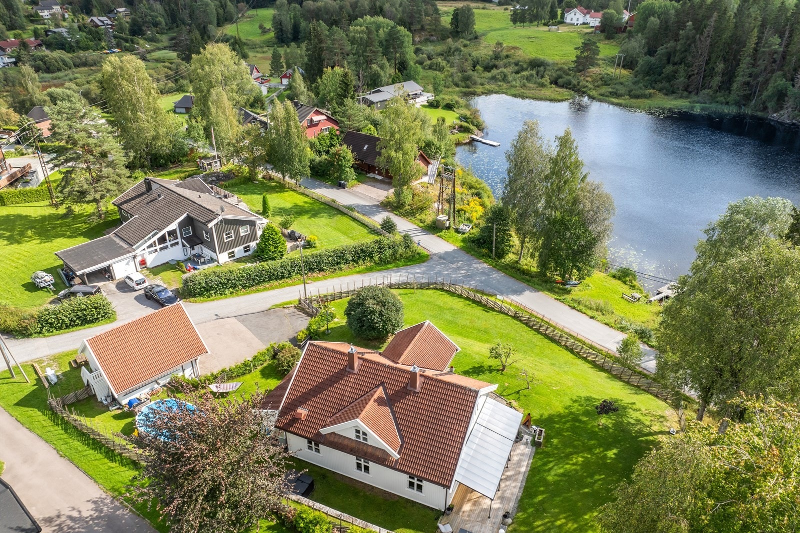 det er gode parkeringsmuligheter både i dobbeltgarasje eller på egen gårdsplass. Galleribilde