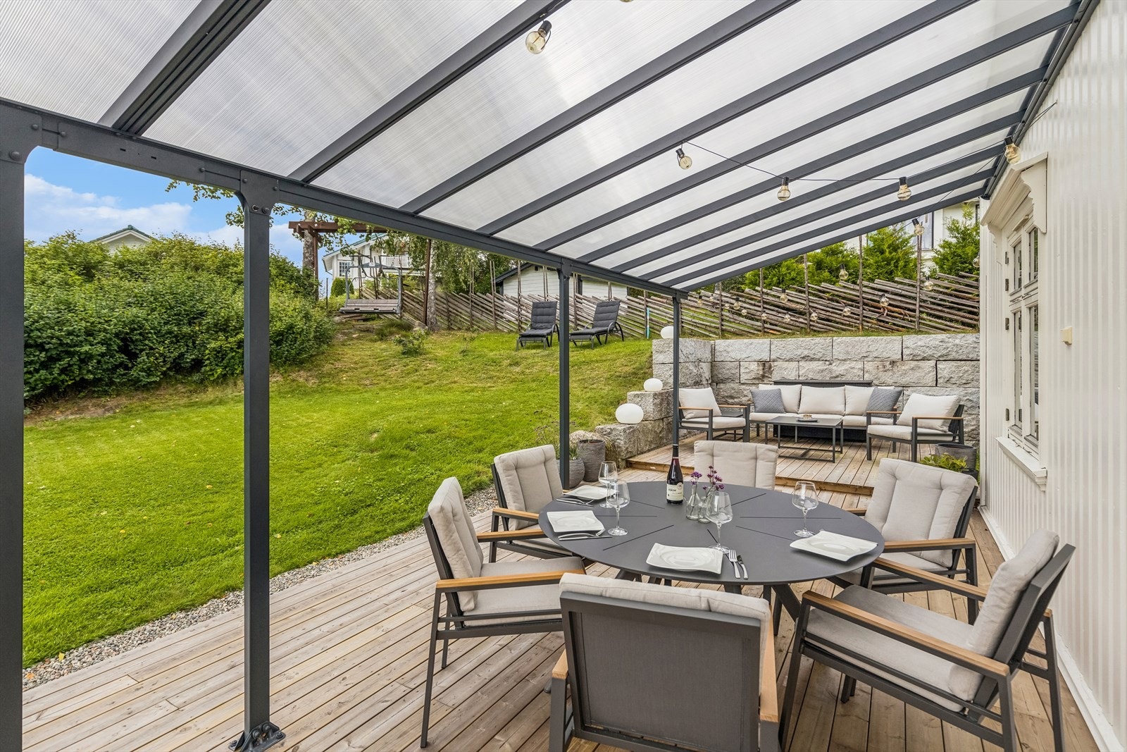 Terrasseplatting er på ca 49 kvm med utgang fra stue i vest. Galleribilde