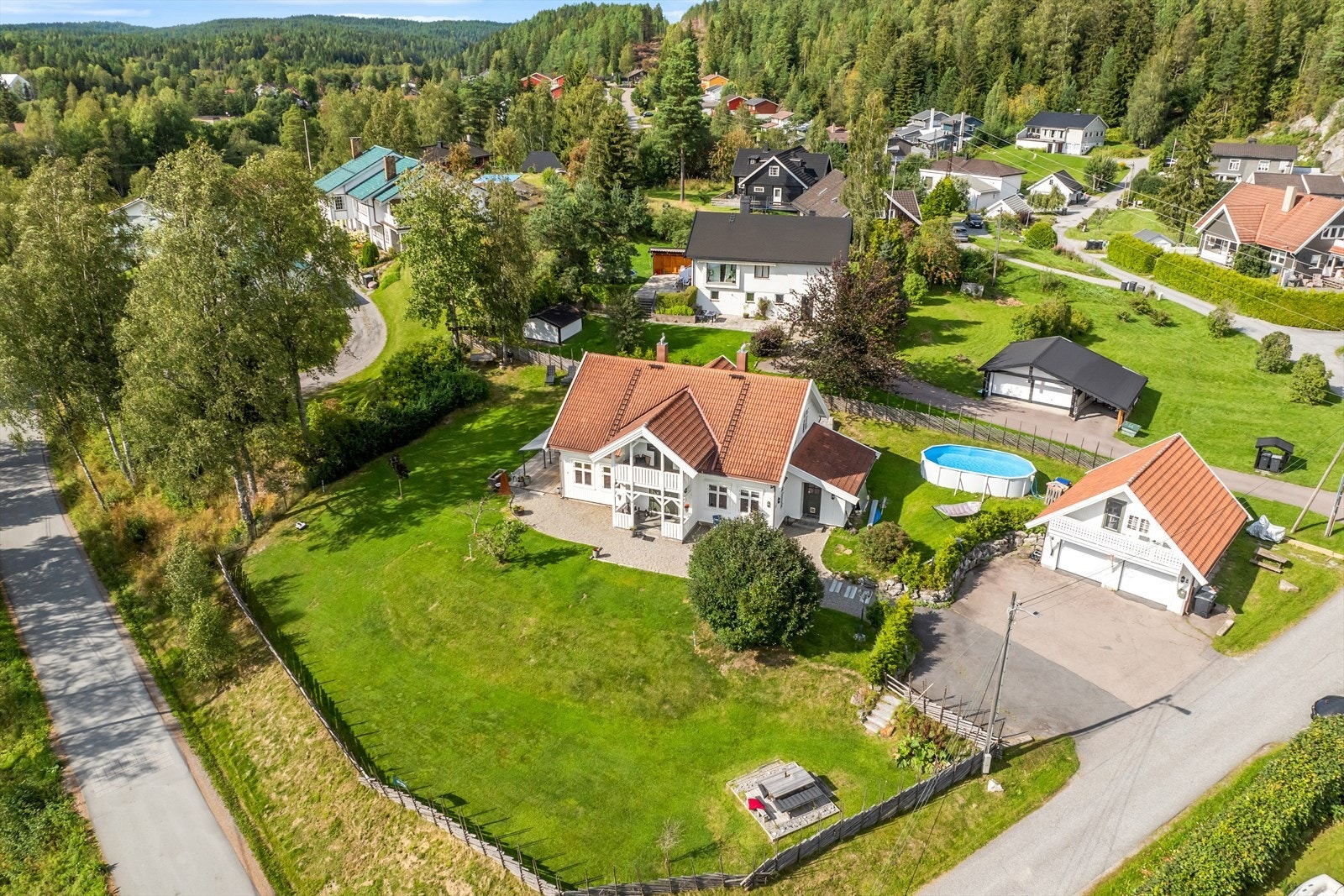 Dyrefaret 2 er en innholdsrik familiebolig beliggende i et rolig og etablert boligområde på Siggerud. Galleribilde