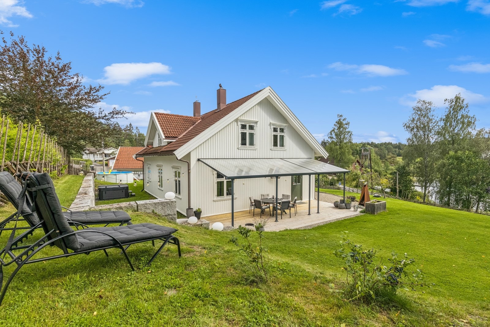 Den store hagen kan anvendes etter behov! Her er det fore eksempel satt opp to solsenger hvor du kan nyte de gode solforholdene. Galleribilde