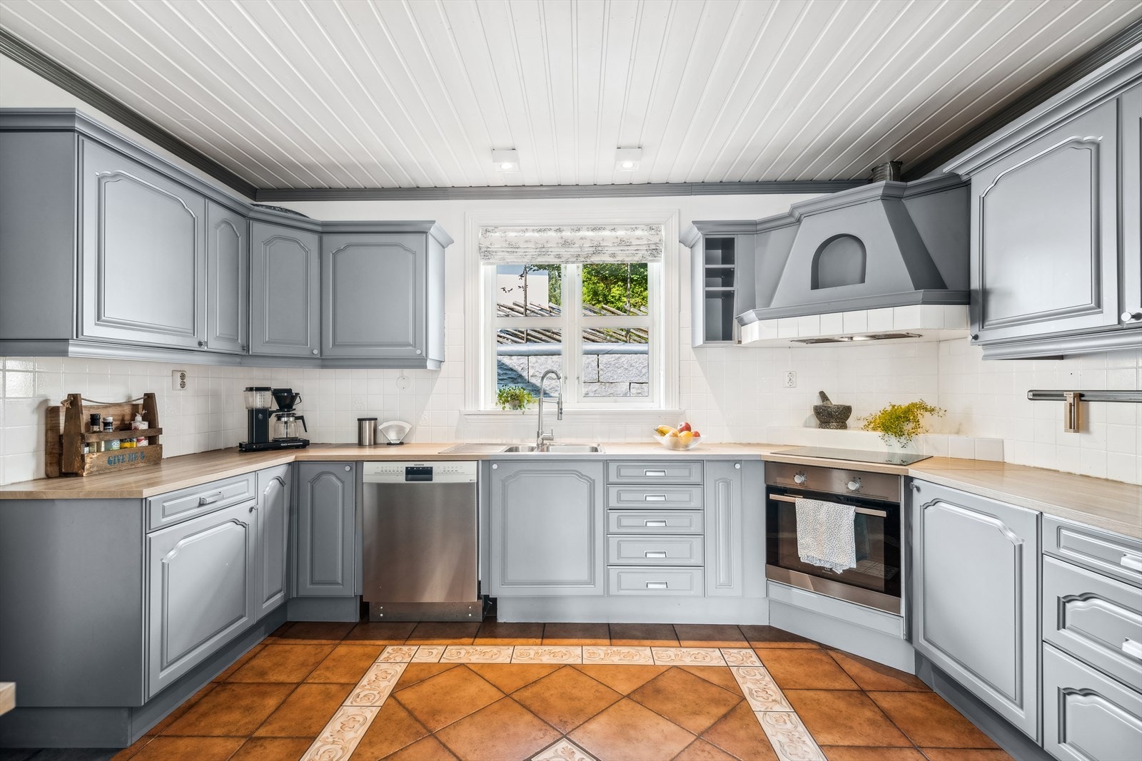 Kjøkkenet er av god størrelse med rikelig av skap og benkeplass. Gulvet er flislagt med gulvvarme. Galleribilde