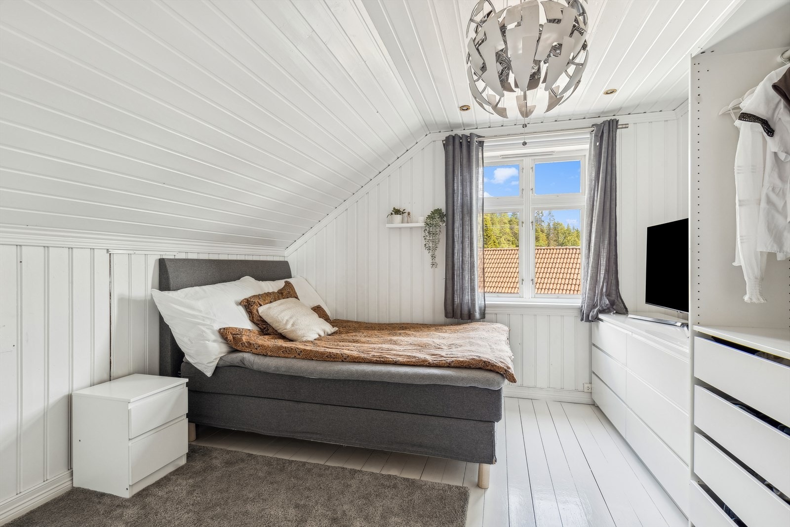 Det er god plass til både seng og tilhørende møblement i alle fire rommene. Galleribilde