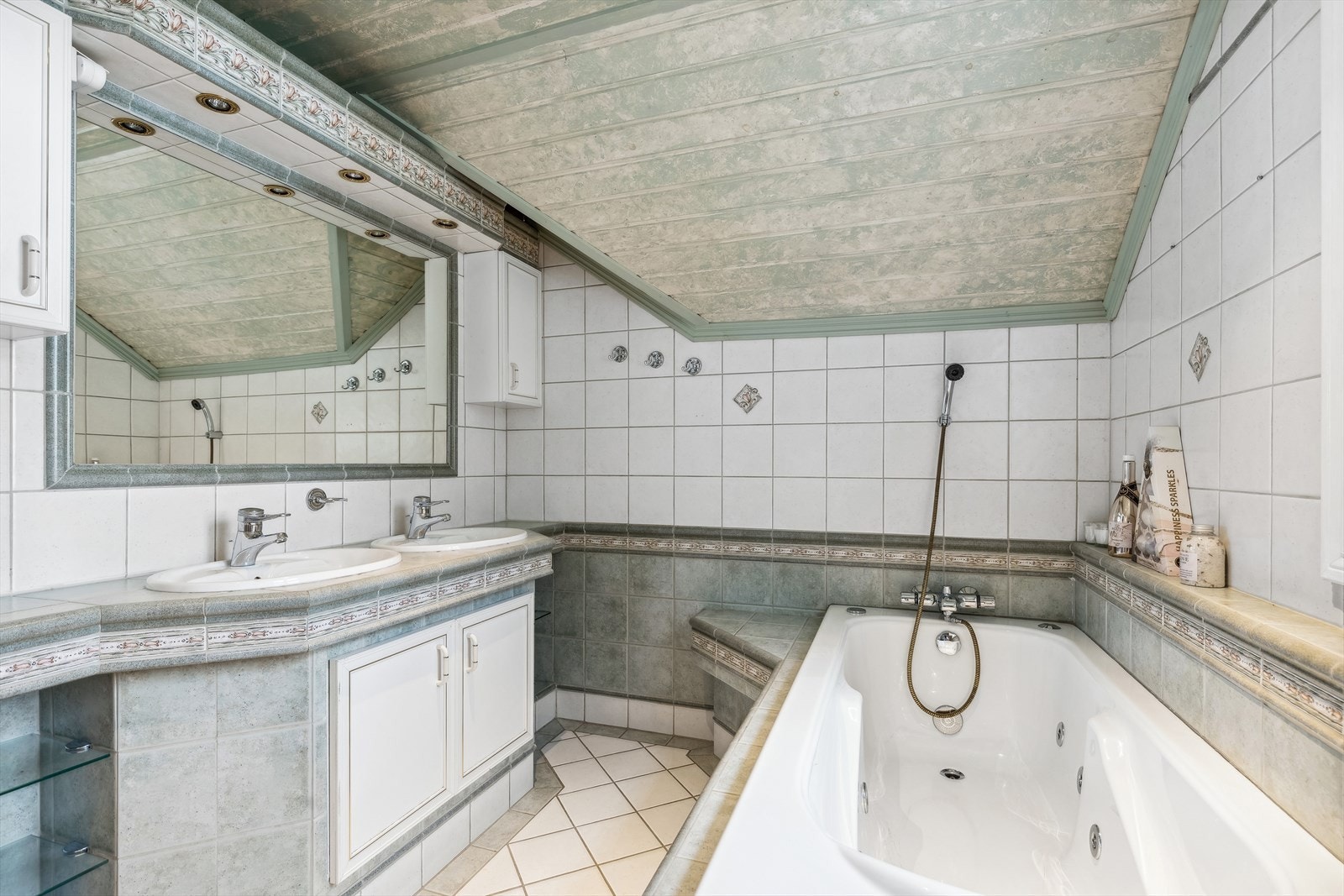 Flislagt bad fra byggeår med varmekabler i gulv. Badet ligger i boligens andre etasje. Galleribilde