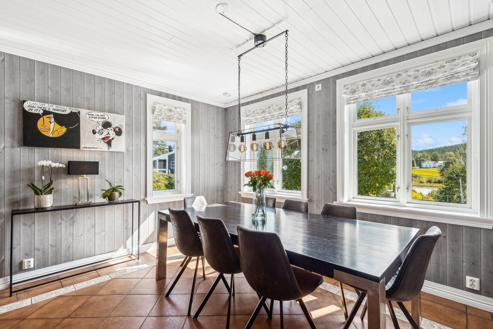 Store vindusflater slipper inn rikelig med naturlig lys! og fra spisebordet er det utsikt til hagen og Tangentjern der barna kan bade på sommeren. Galleribilde