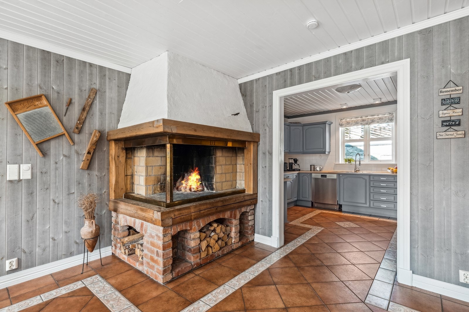 Med direkte adkomst fra kjøkkenet finner du spisestuen. Dette er familiens samlingspunkt både til fest og hverdag. Her er det innstallert peis med åpen "grue" noe som gir en helt spesielt stemning i rommet. Galleribilde