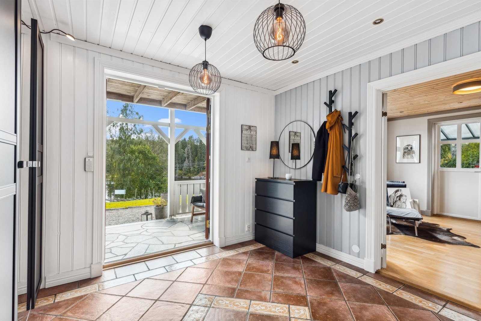 I hallen er det god plass til garderobeskap og oppheng til å henge fra seg yttertøy! Galleribilde